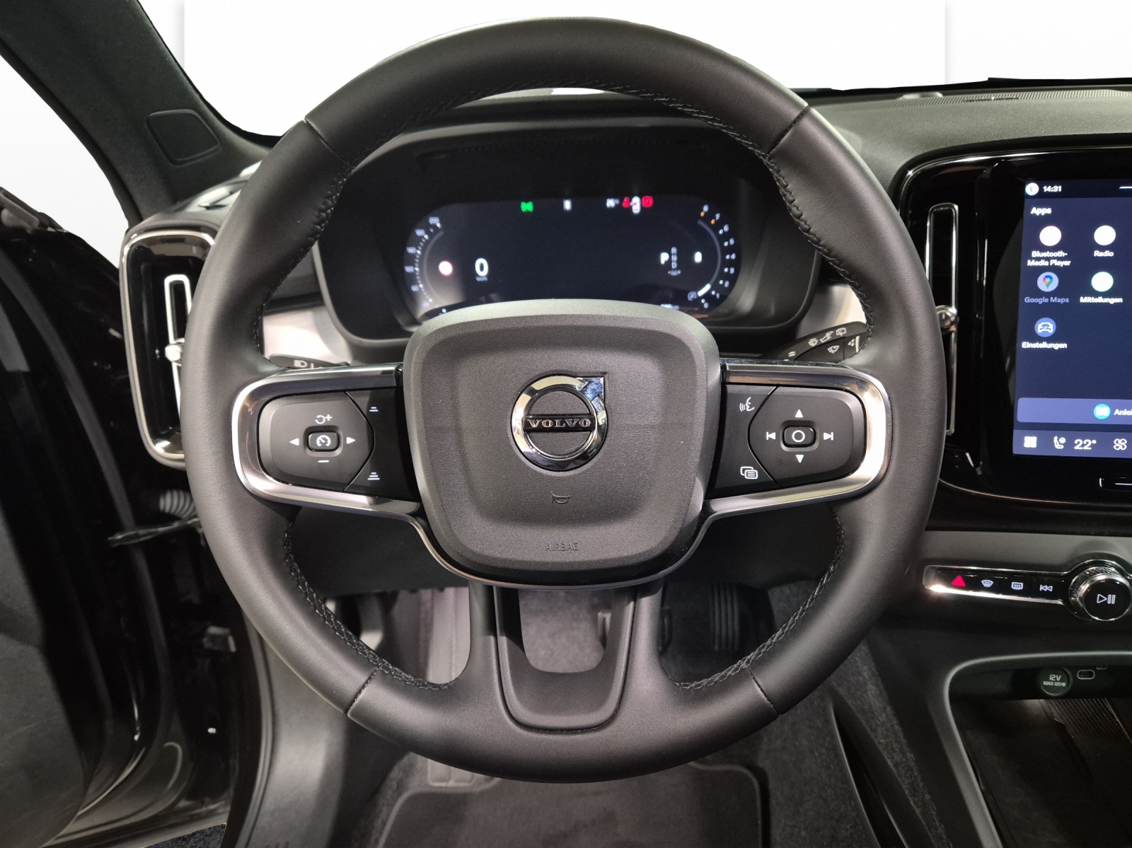 VOLVO XC40 2.0 B3 MH Plus Dark-image-9