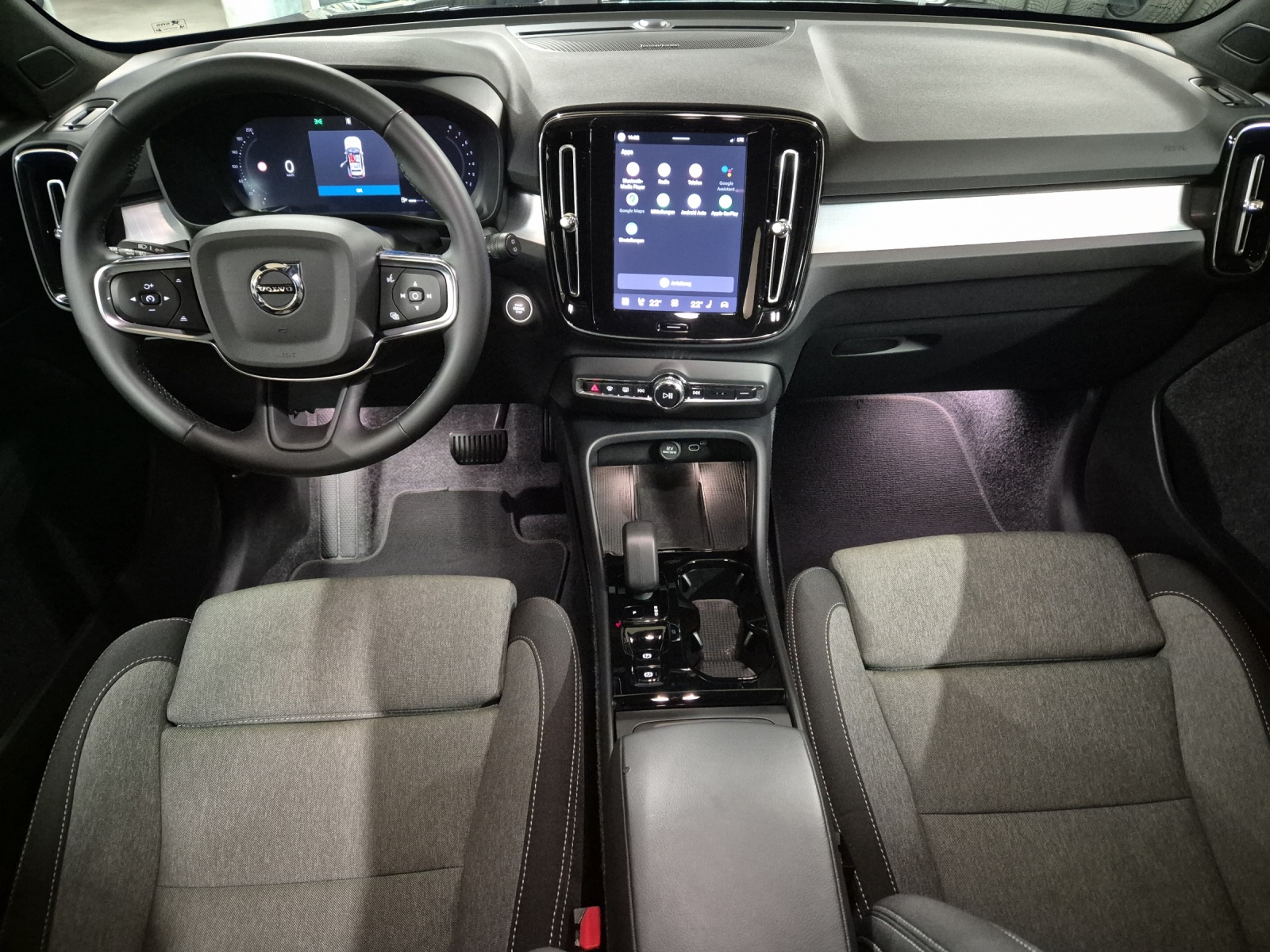 VOLVO XC40 2.0 B3 MH Plus Dark-image-10
