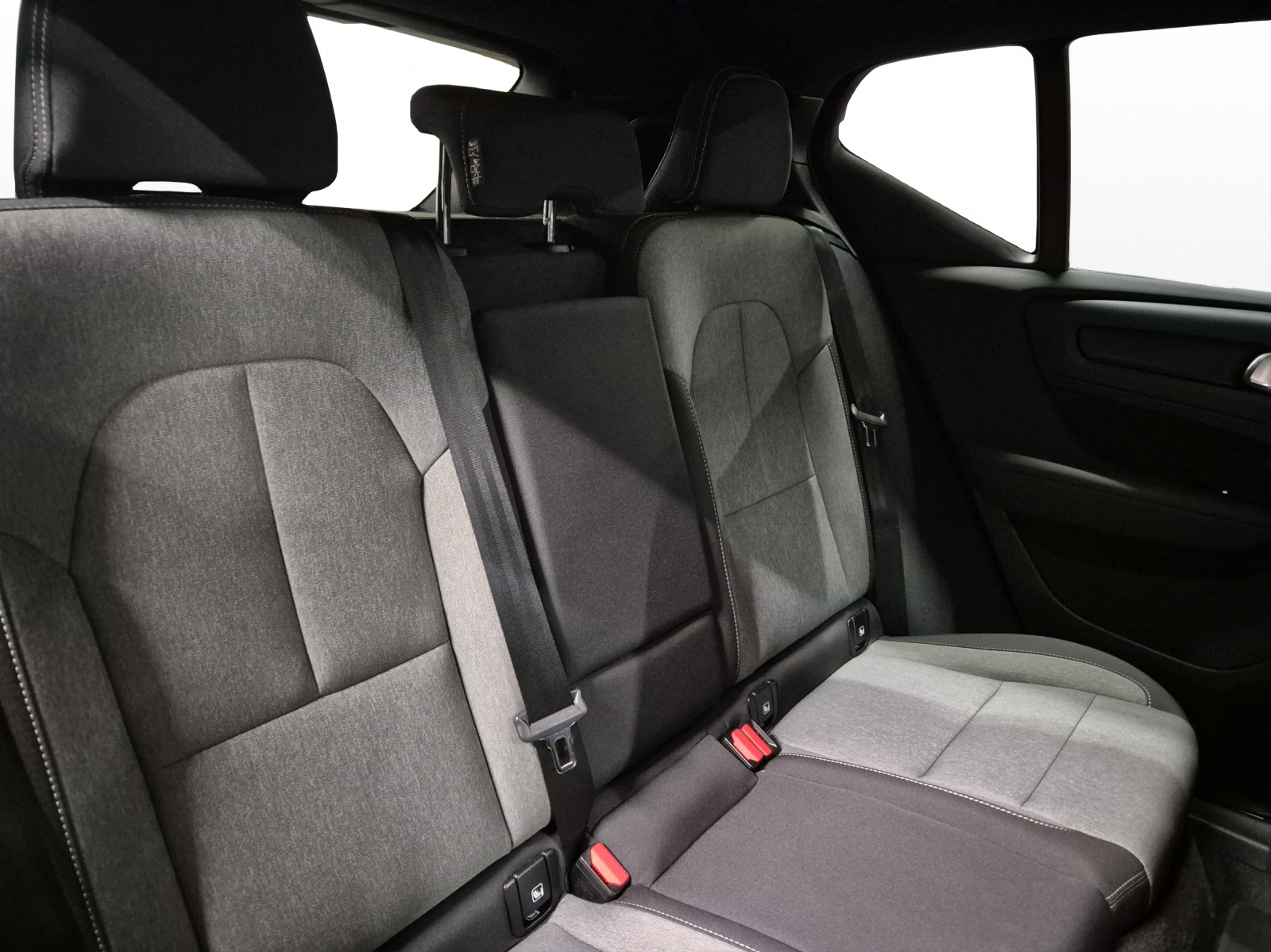 VOLVO XC40 2.0 B3 MH Plus Dark-image-16