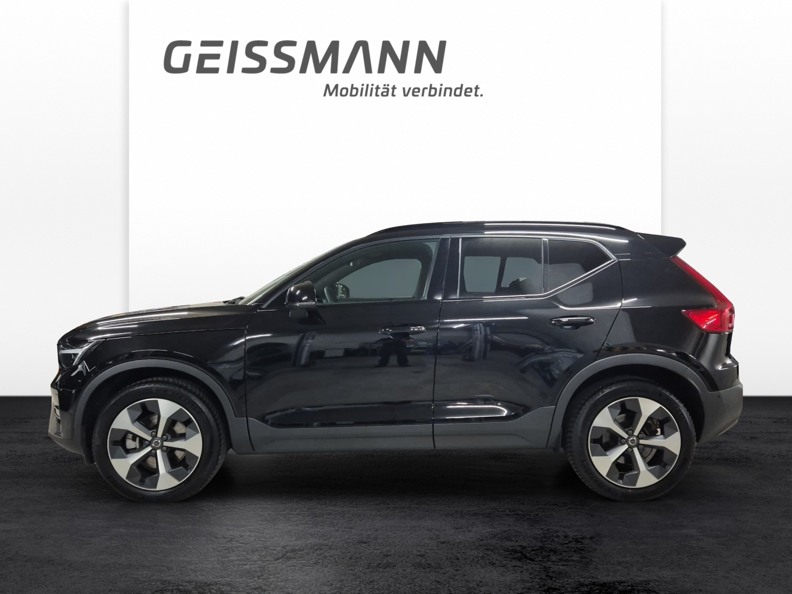 VOLVO XC40 2.0 B3 MH Plus Dark-image-2