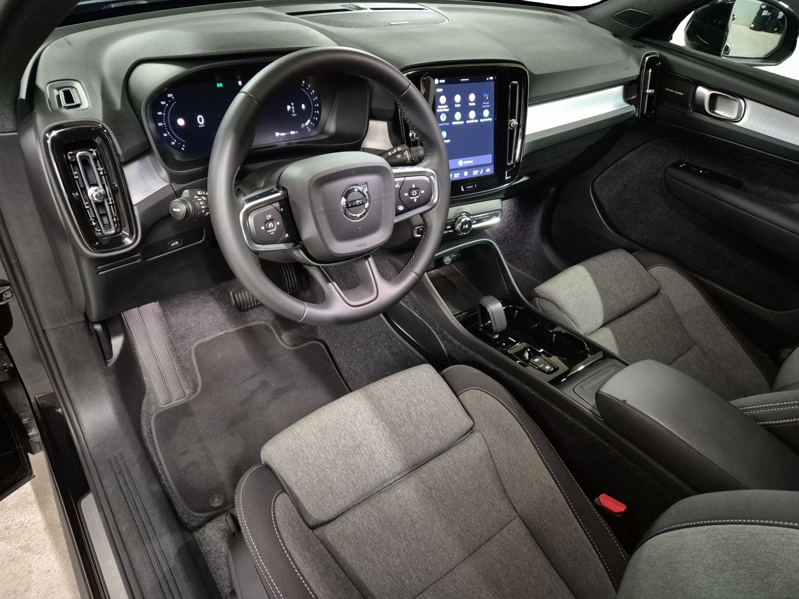 VOLVO XC40 2.0 B3 MH Plus Dark-image-8