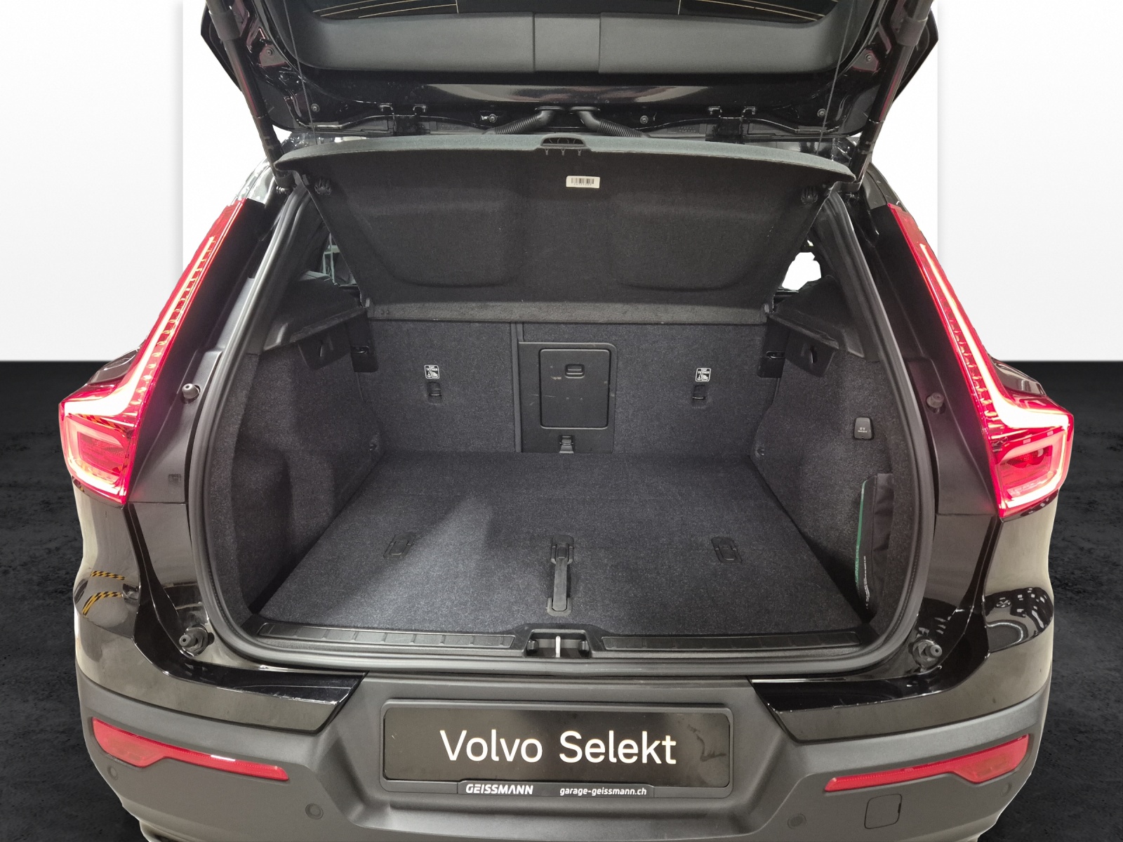VOLVO XC40 2.0 B3 MH Plus Dark-image-18