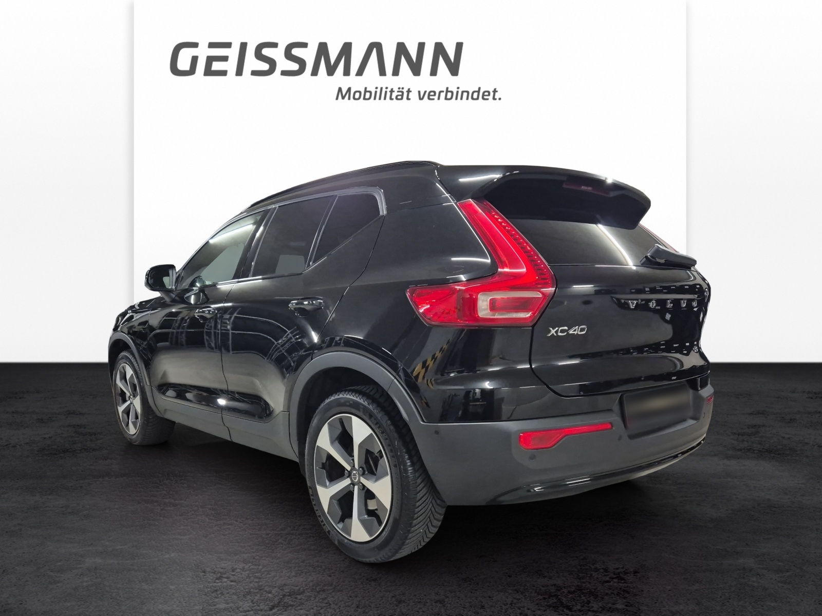 VOLVO XC40 2.0 B3 MH Plus Dark-image-7