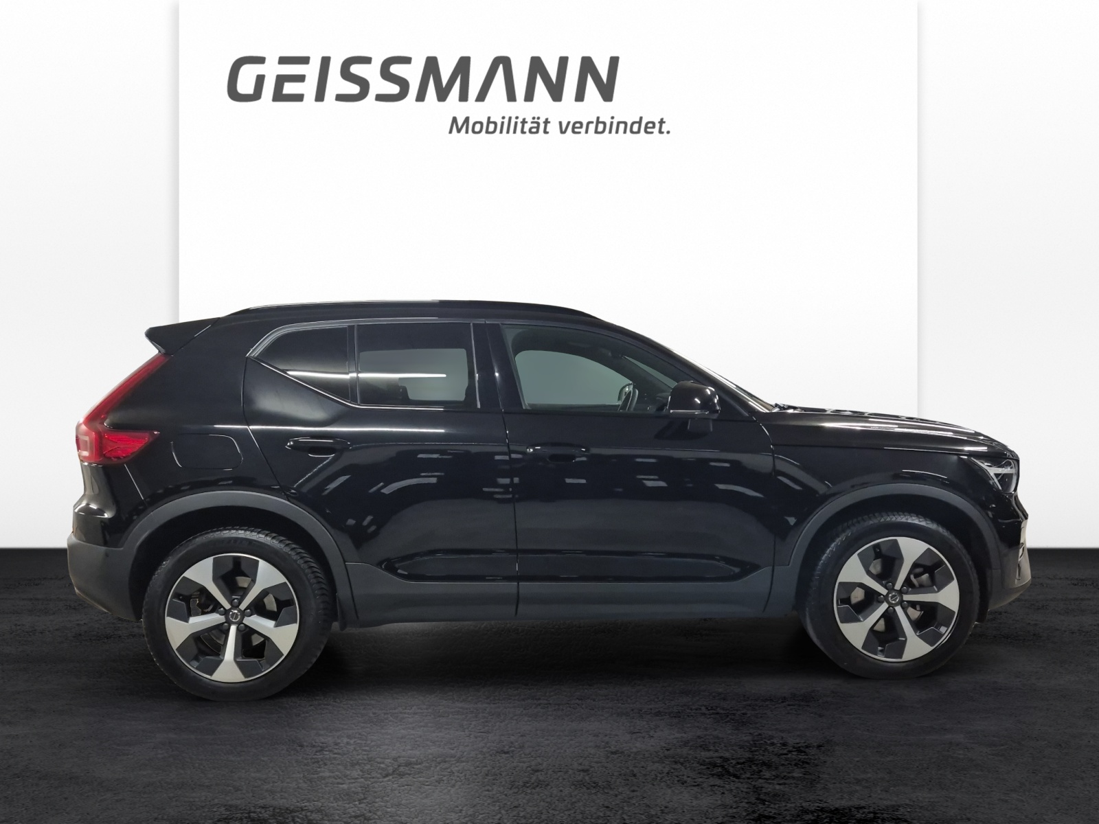 VOLVO XC40 2.0 B3 MH Plus Dark-image-3