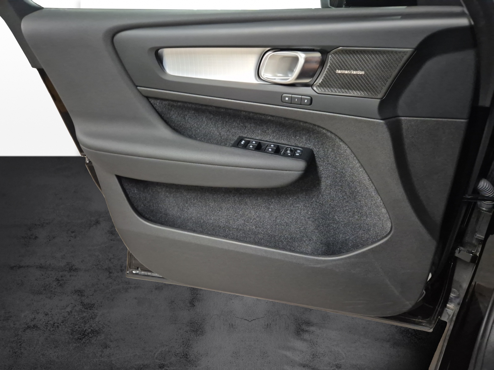 VOLVO XC40 2.0 B3 MH Plus Dark-image-13