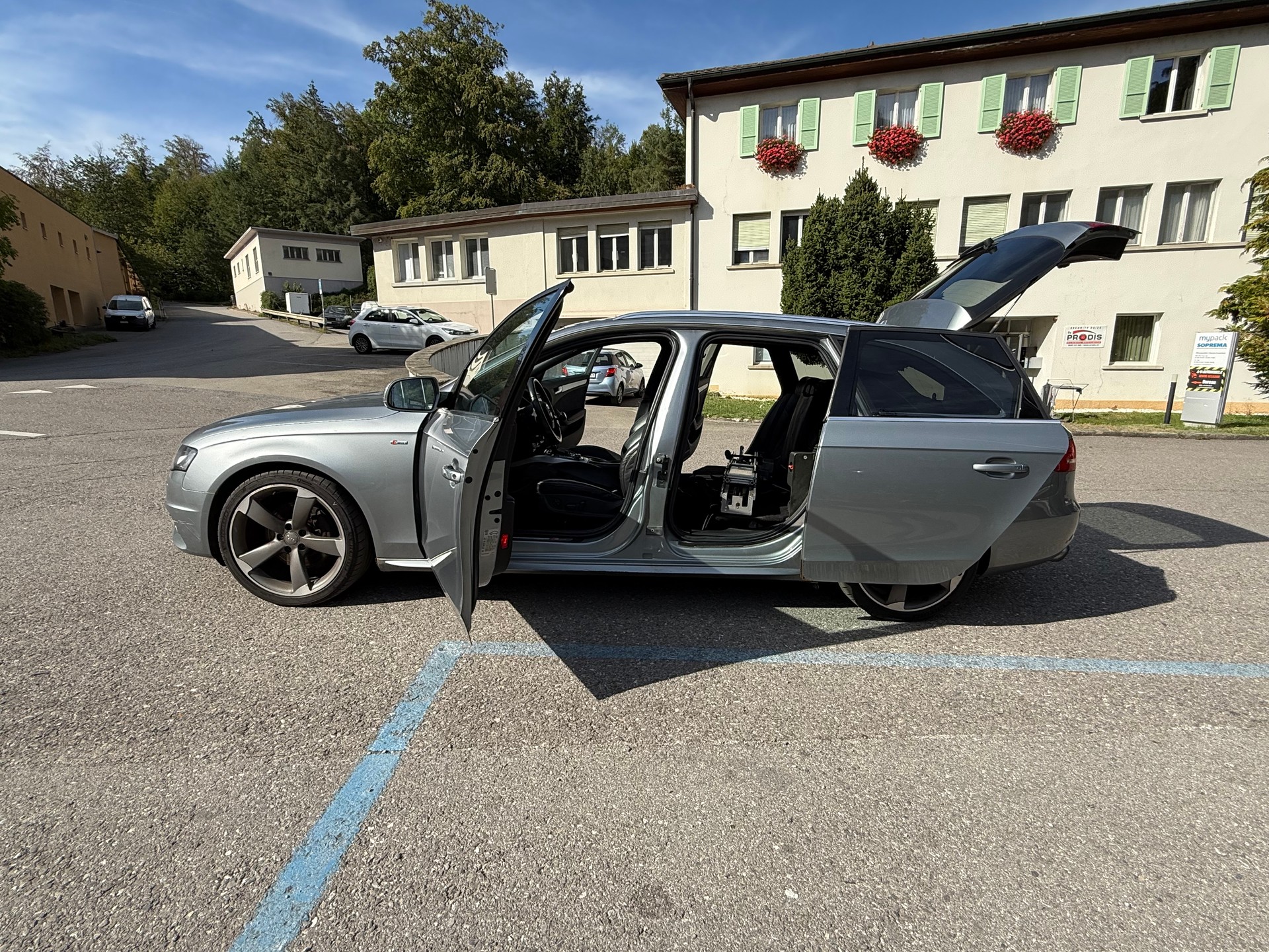 AUDI A4 Avant 2.0 TFSI quattro S-tronic-image-17