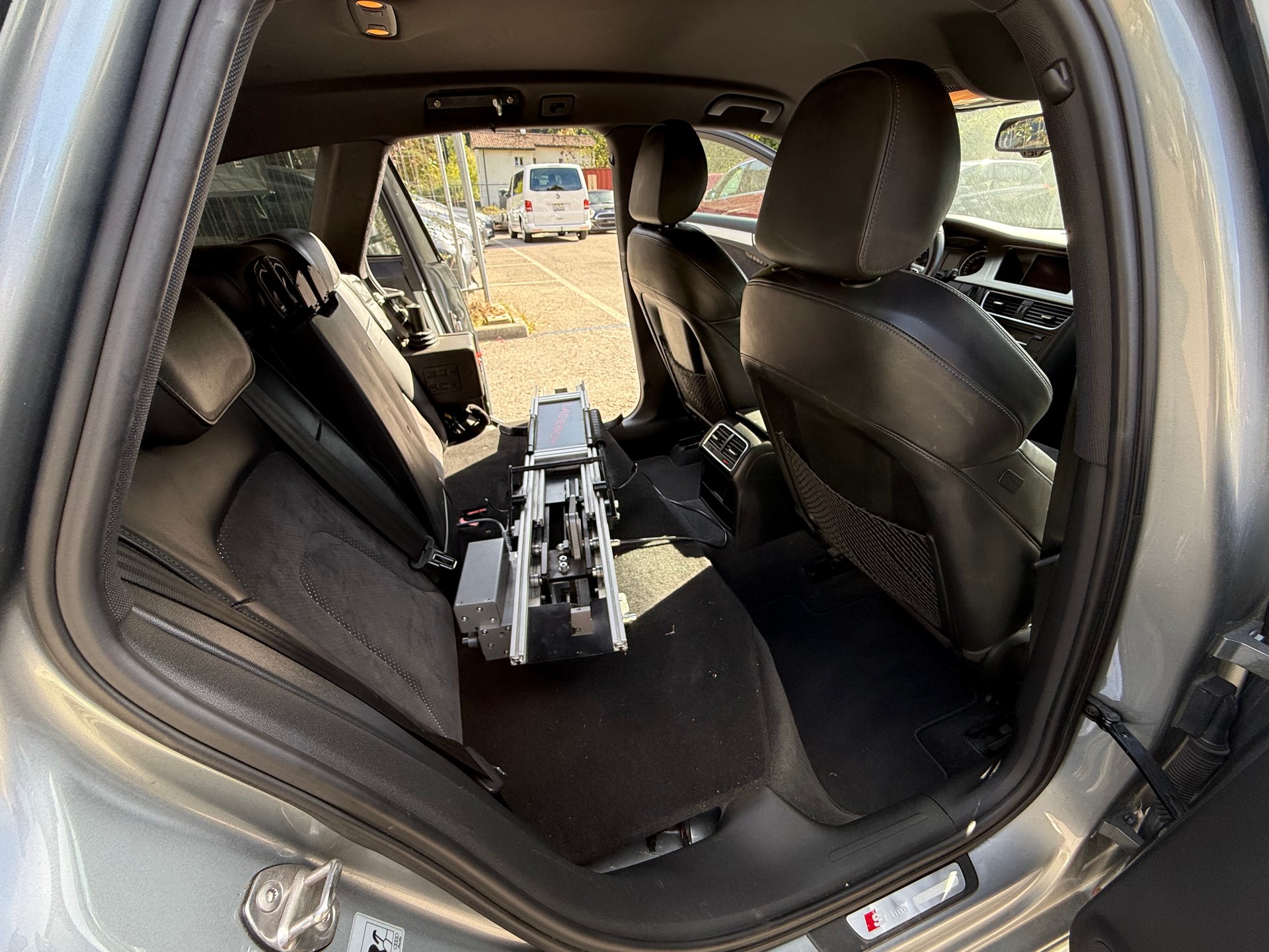AUDI A4 Avant 2.0 TFSI quattro S-tronic-image-13