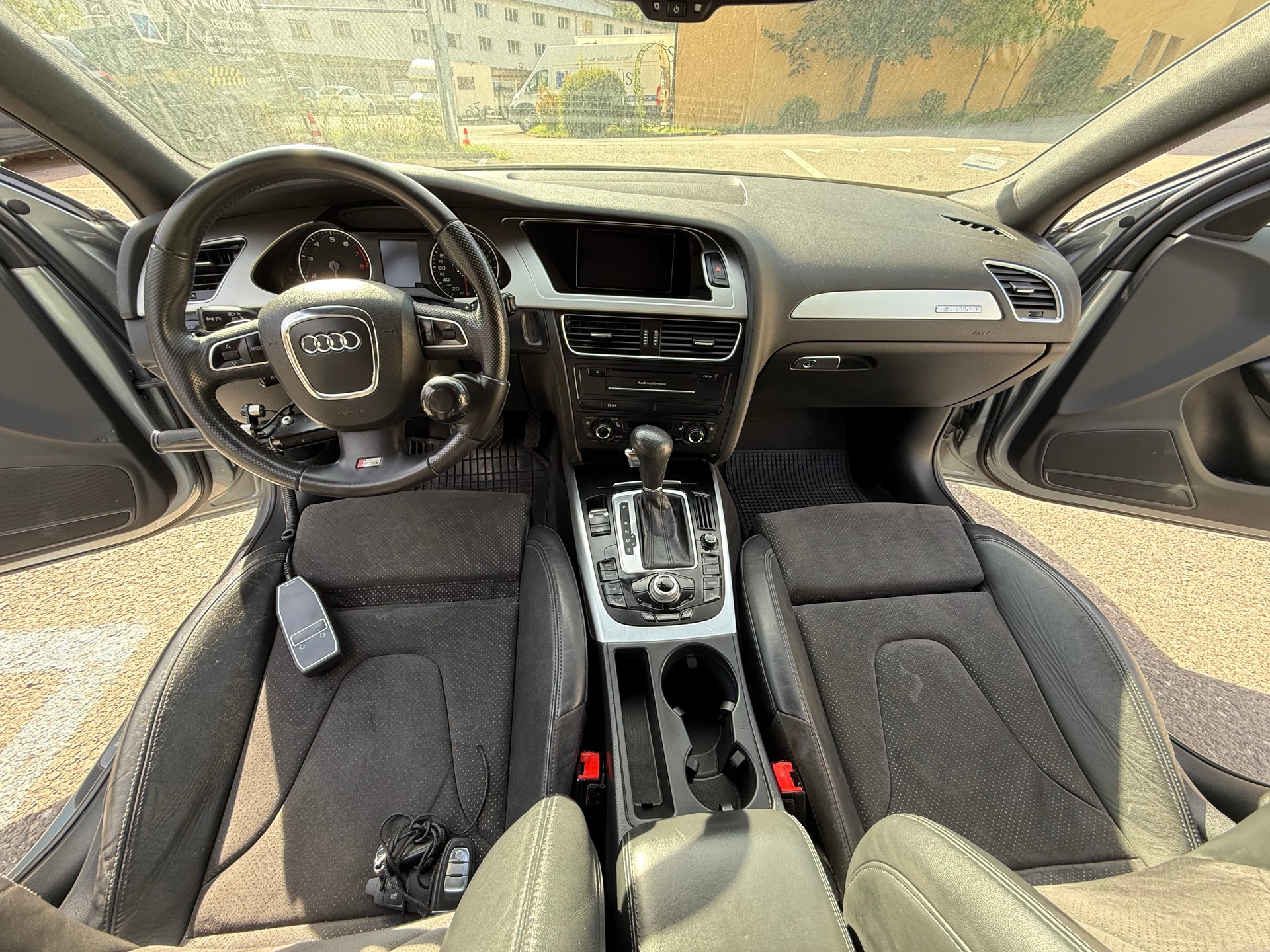AUDI A4 Avant 2.0 TFSI quattro S-tronic-image-24