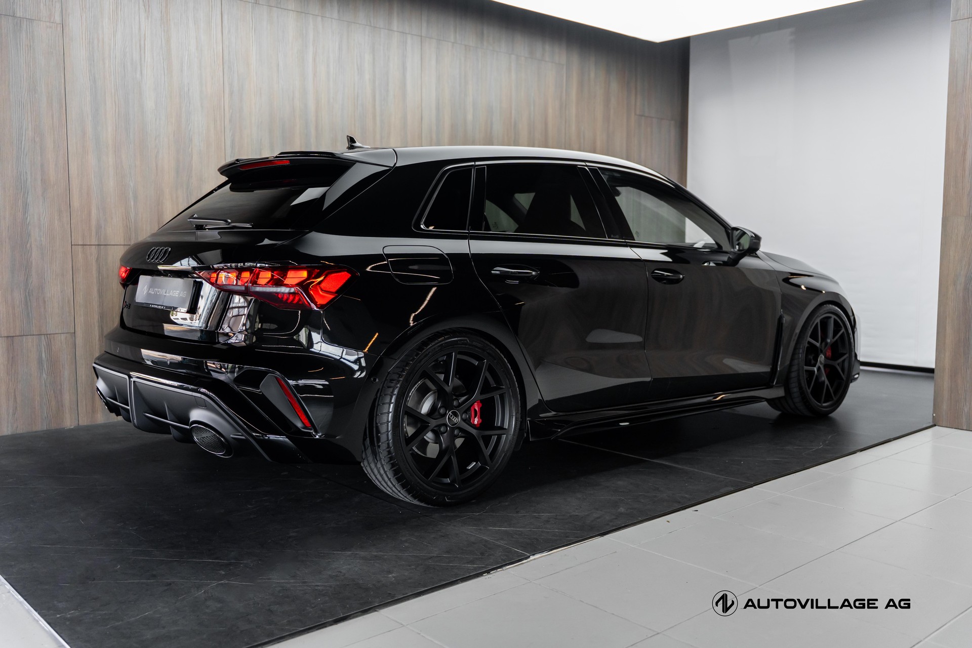 AUDI RS3 Sportback 2.5 TSI quattro S-tronic | All Black | Werksgarantie bis 2031-showroom-element-1