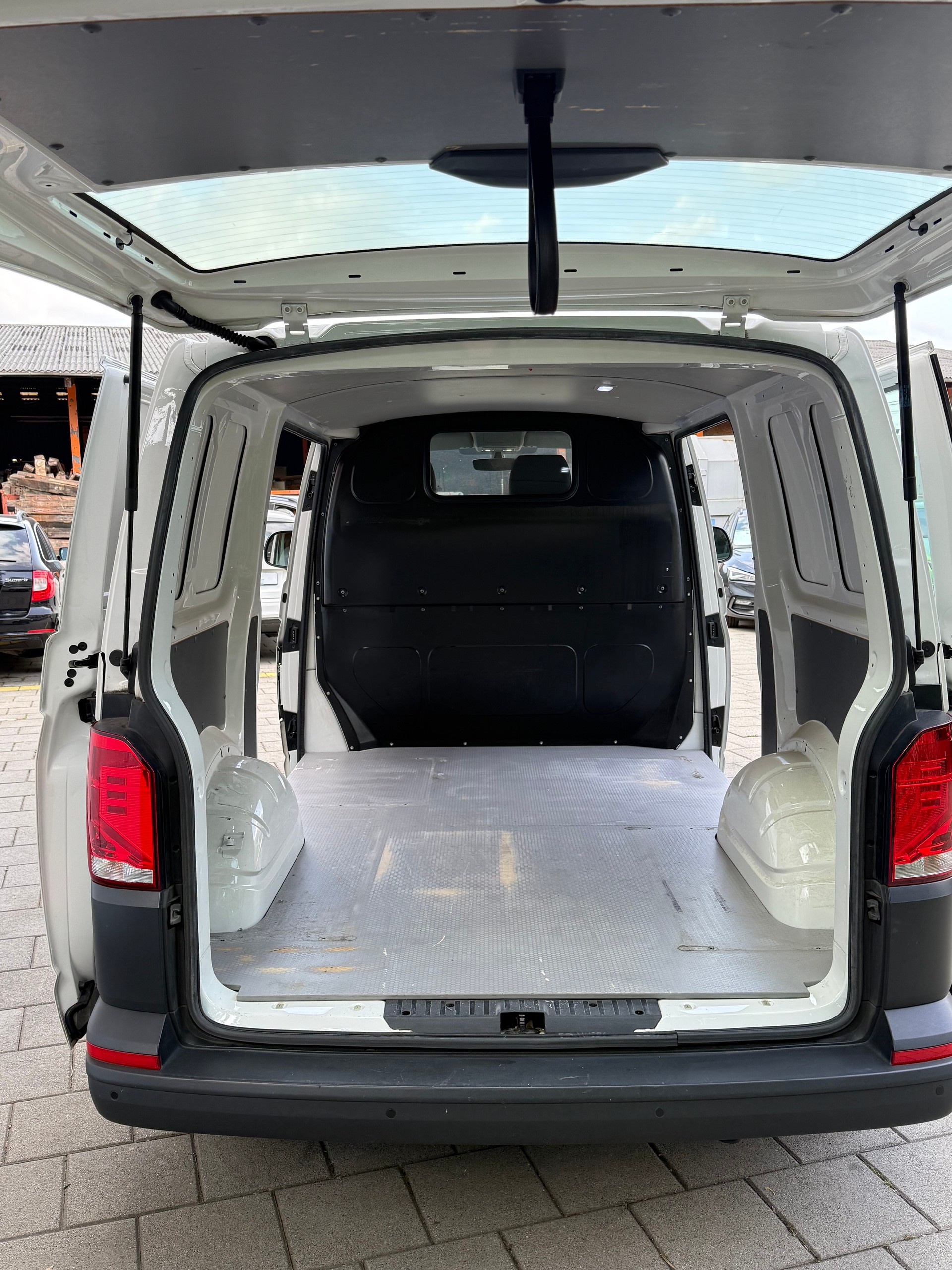 VW T6.1 2.0 TDI DSG-image-5