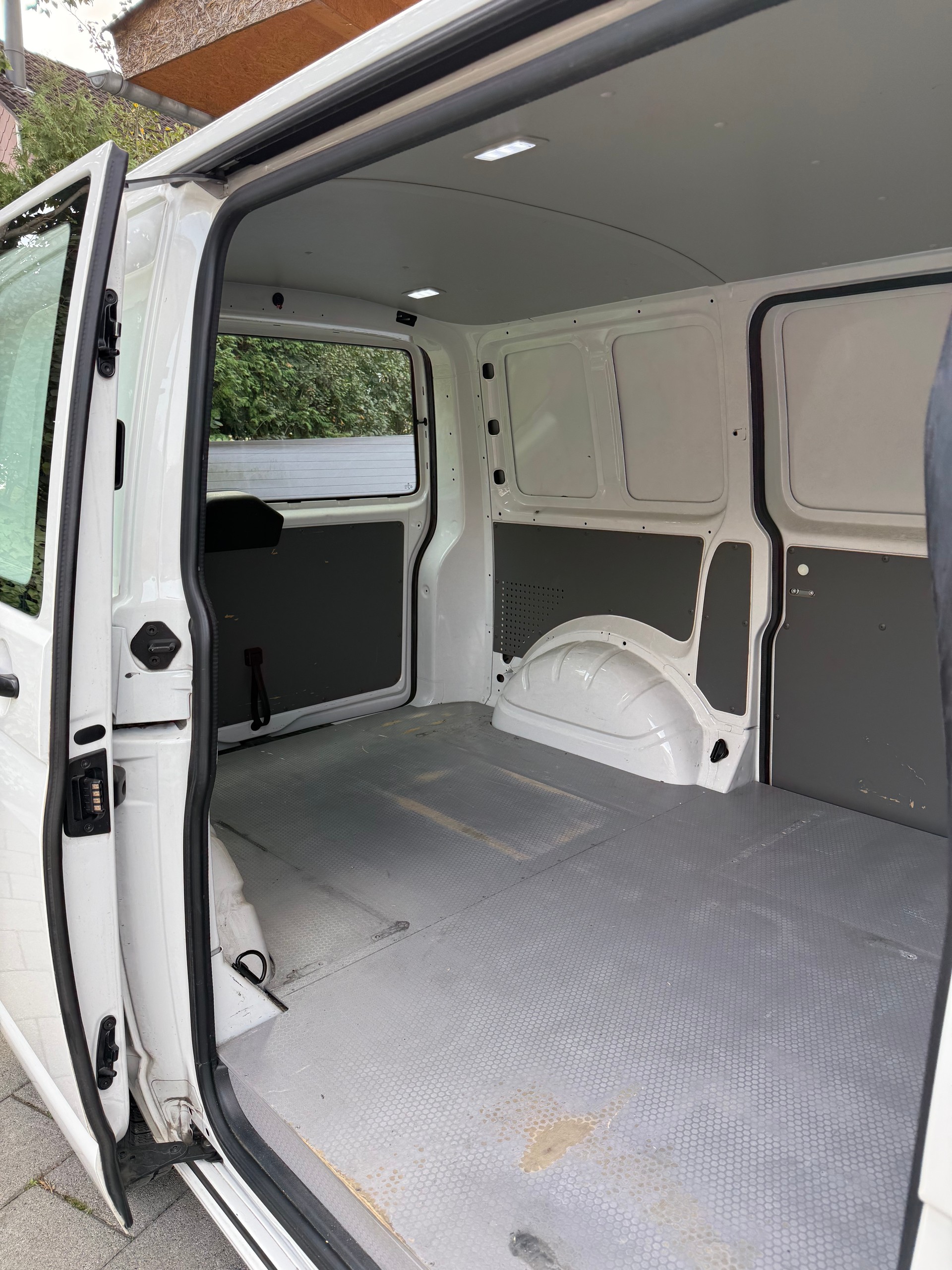 VW T6.1 2.0 TDI DSG-image-12
