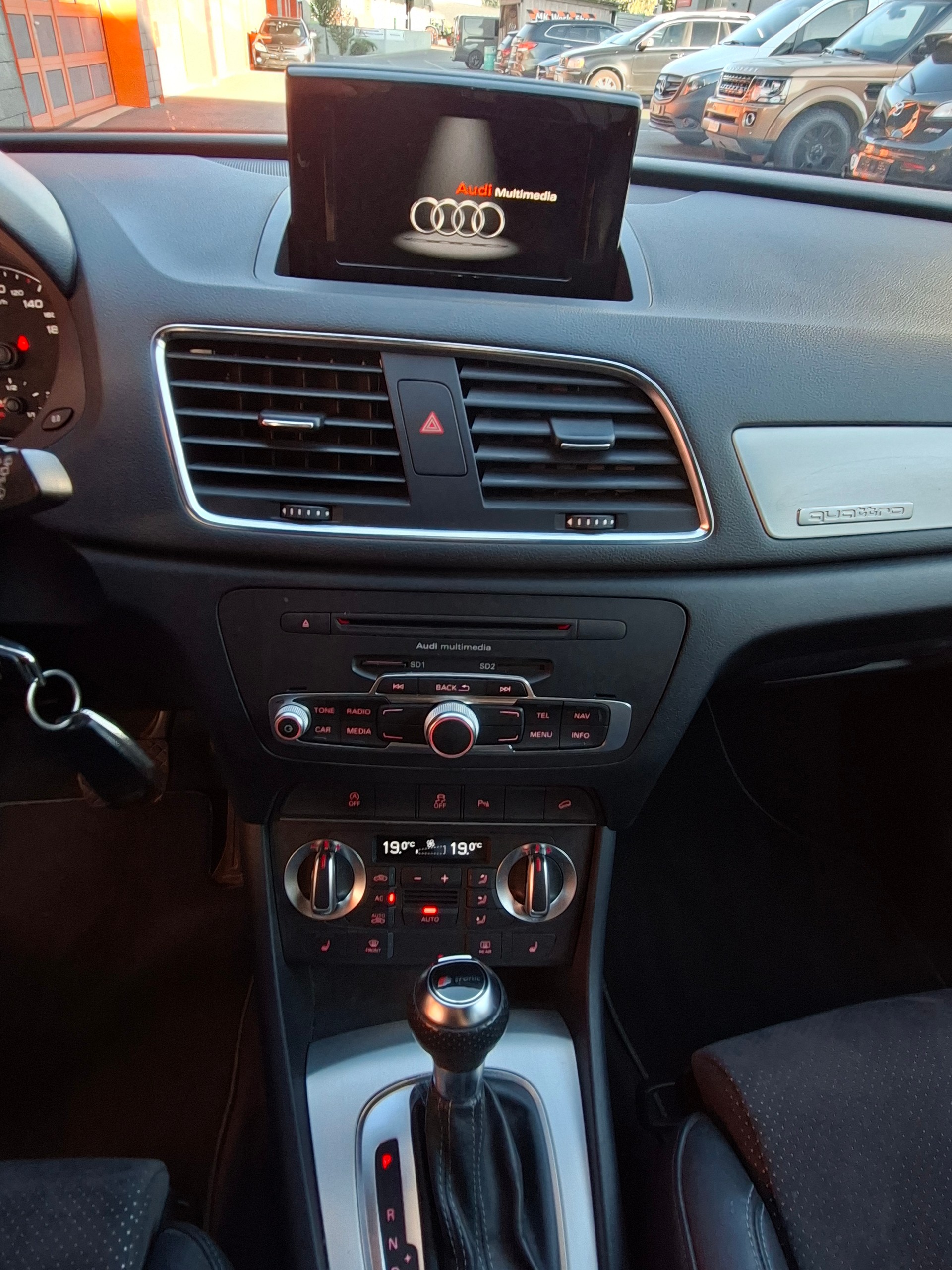AUDI Q3 2.0 TDI quattro S-tronic-image-15