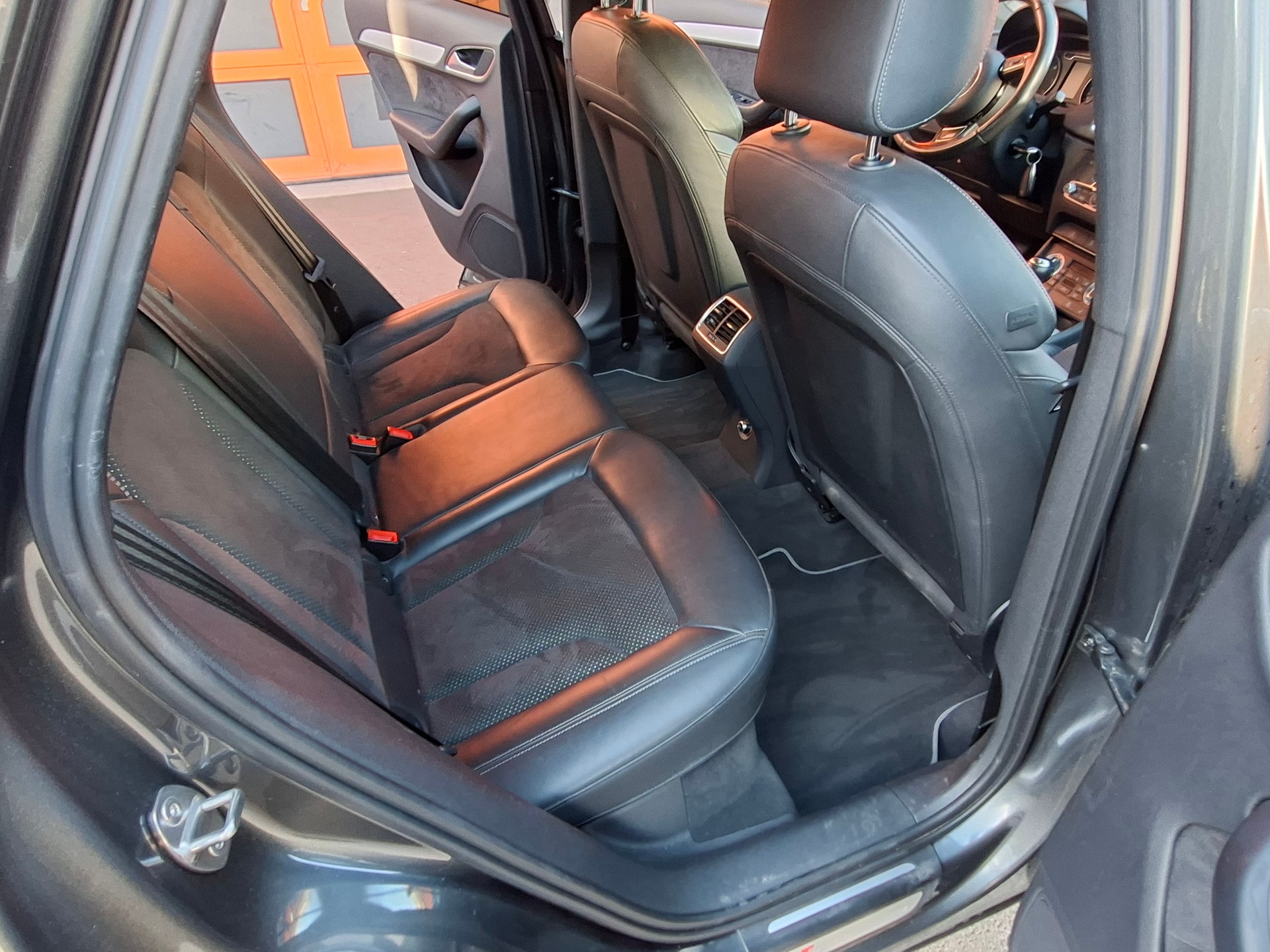 AUDI Q3 2.0 TDI quattro S-tronic-image-12