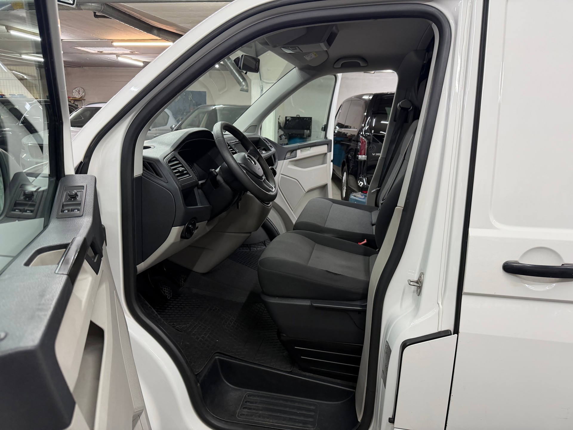 VW T6 2.0 TDI Entry-image-12