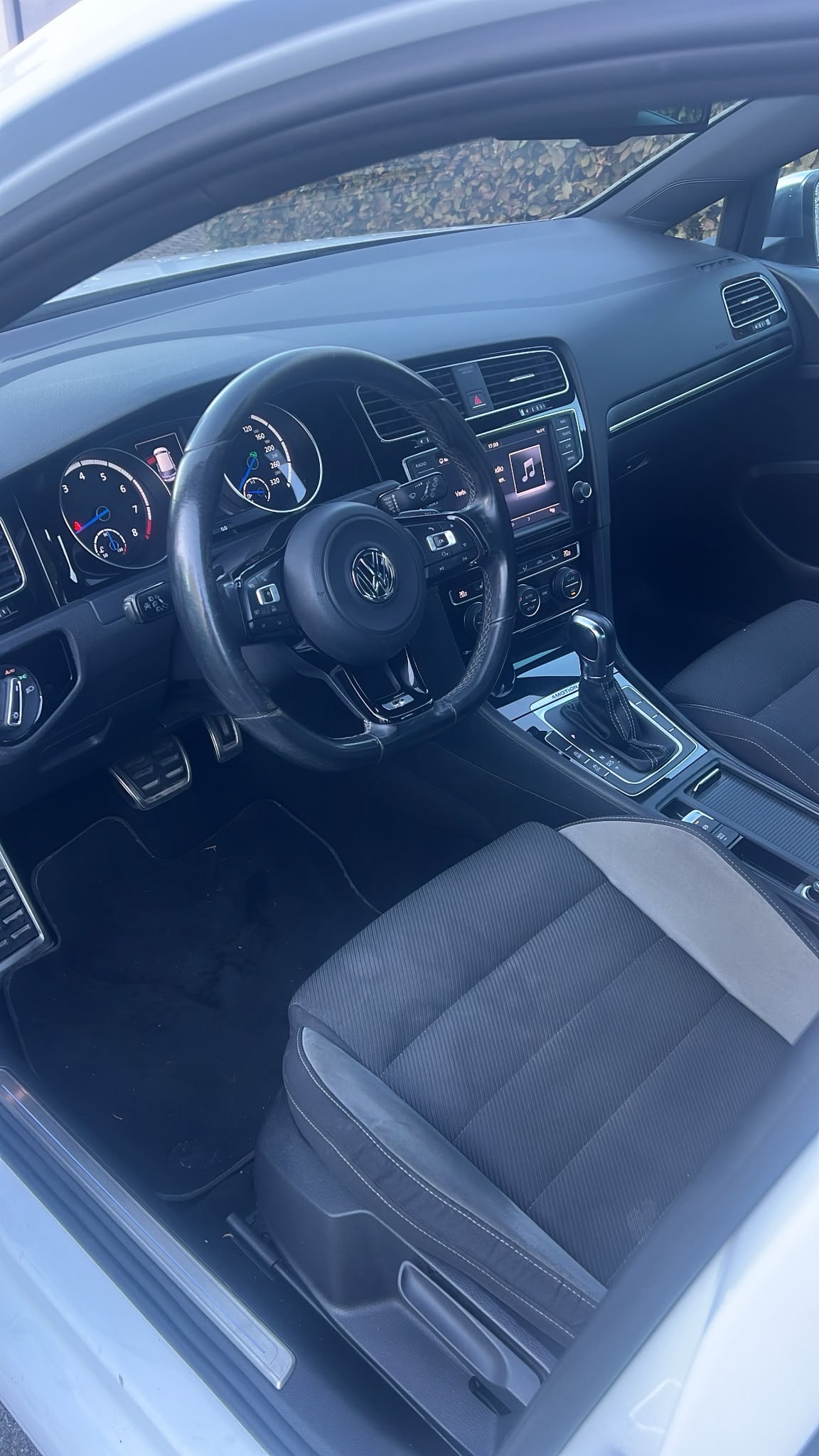 VW Golf 2.0 TSI R 4Motion DSG-image-13
