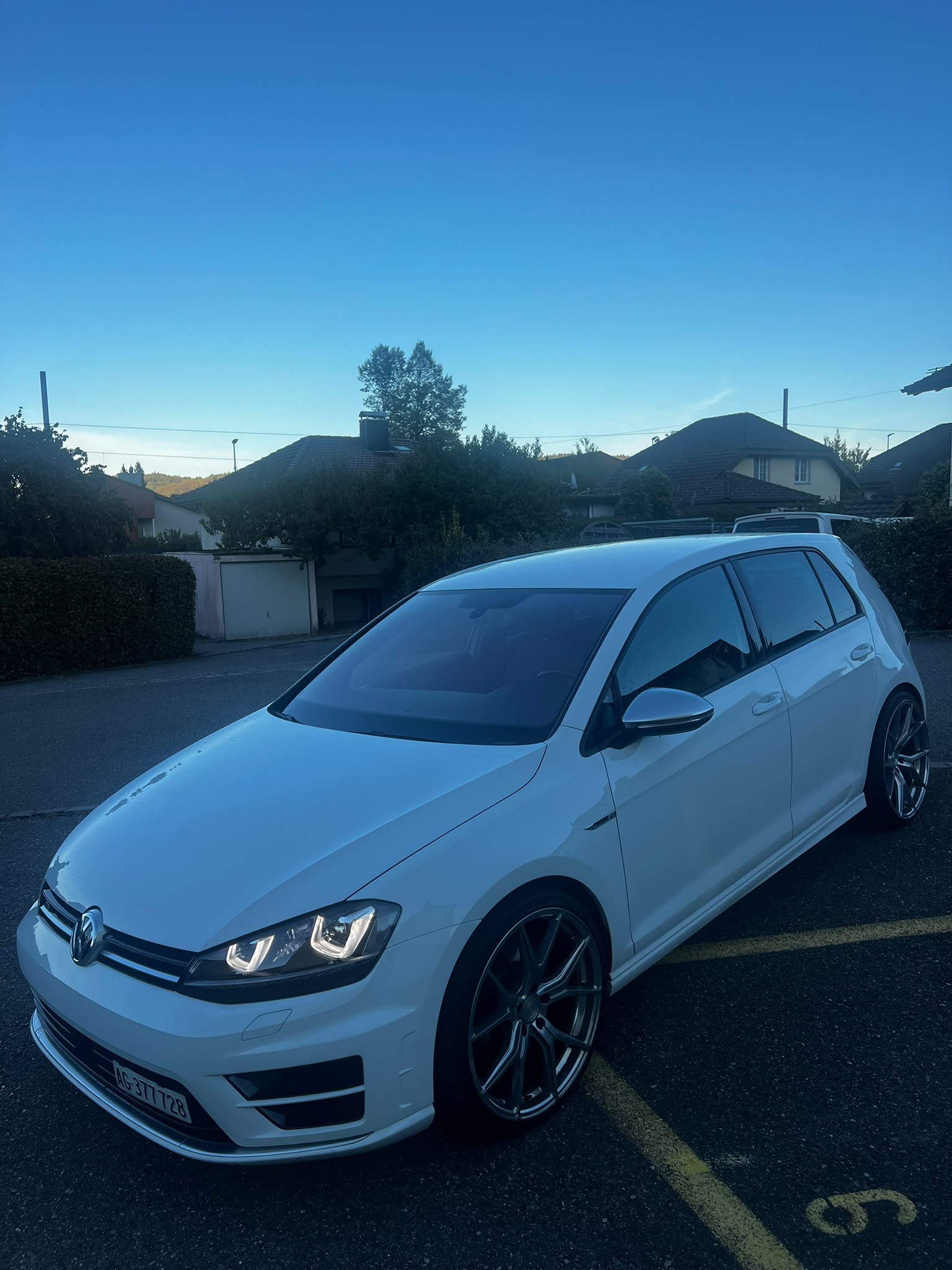 VW Golf 2.0 TSI R 4Motion DSG-image-1