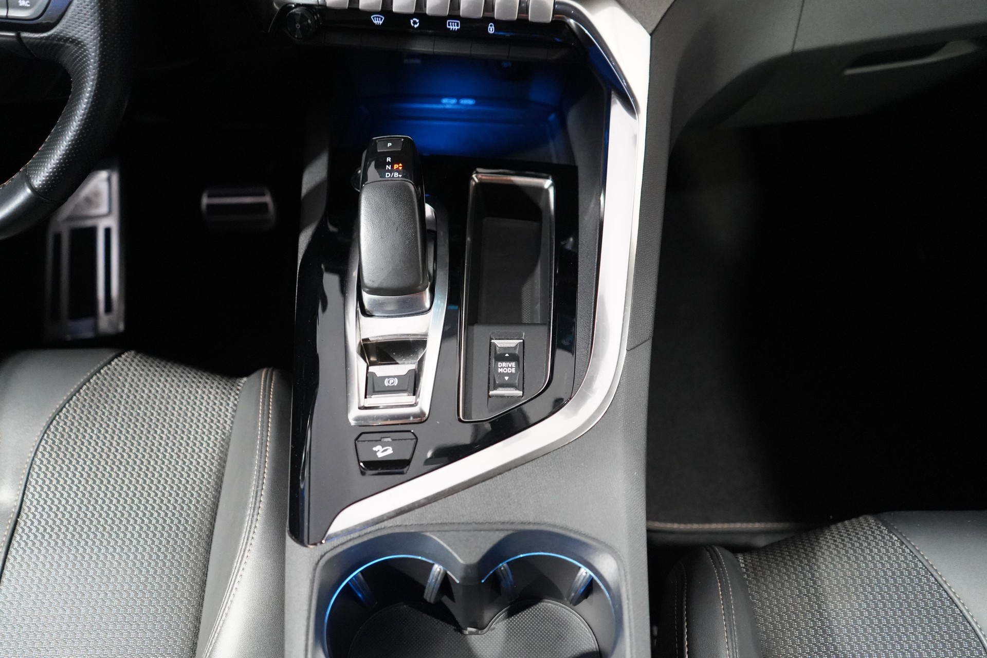 PEUGEOT 3008 1.6 Plug-in Hybrid4 GT-image-12