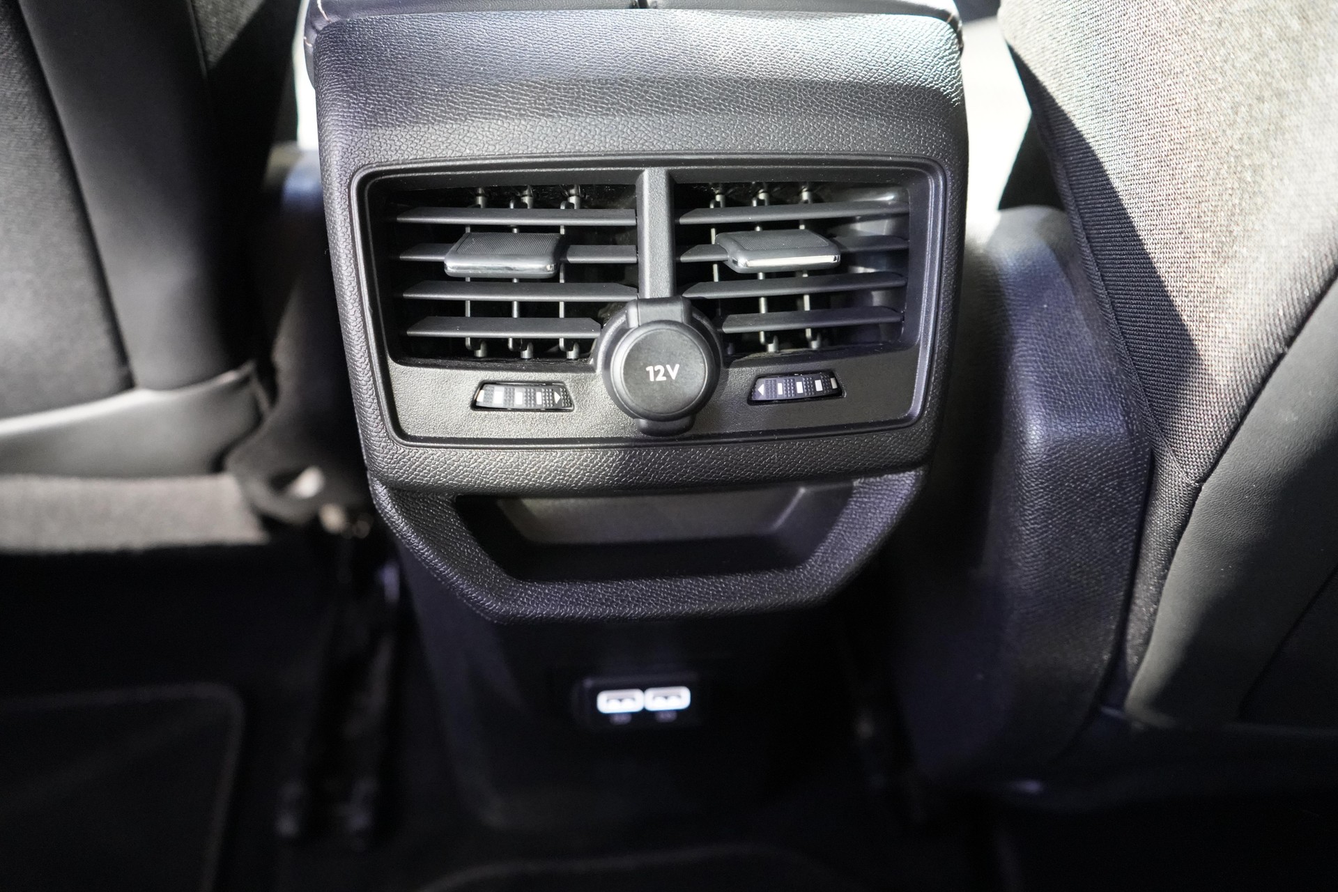 PEUGEOT 3008 1.6 Plug-in Hybrid4 GT-image-17