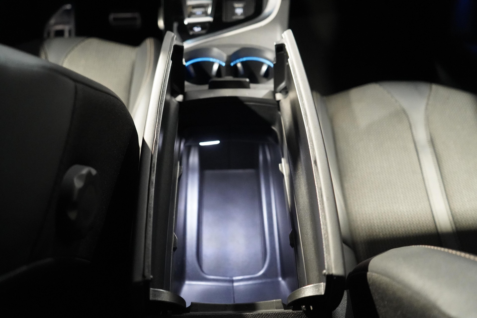 PEUGEOT 3008 1.6 Plug-in Hybrid4 GT-image-13