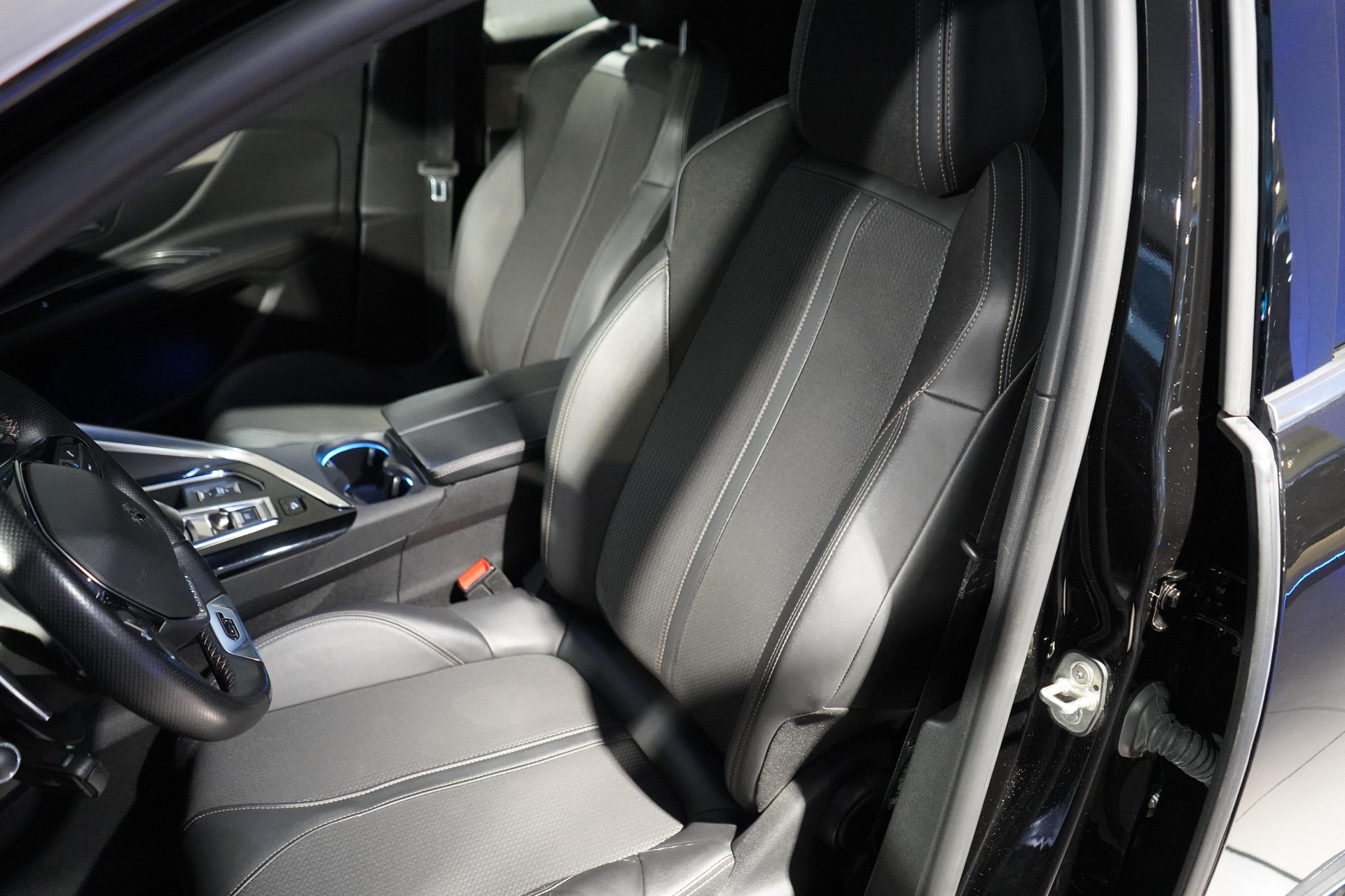 PEUGEOT 3008 1.6 Plug-in Hybrid4 GT-image-6