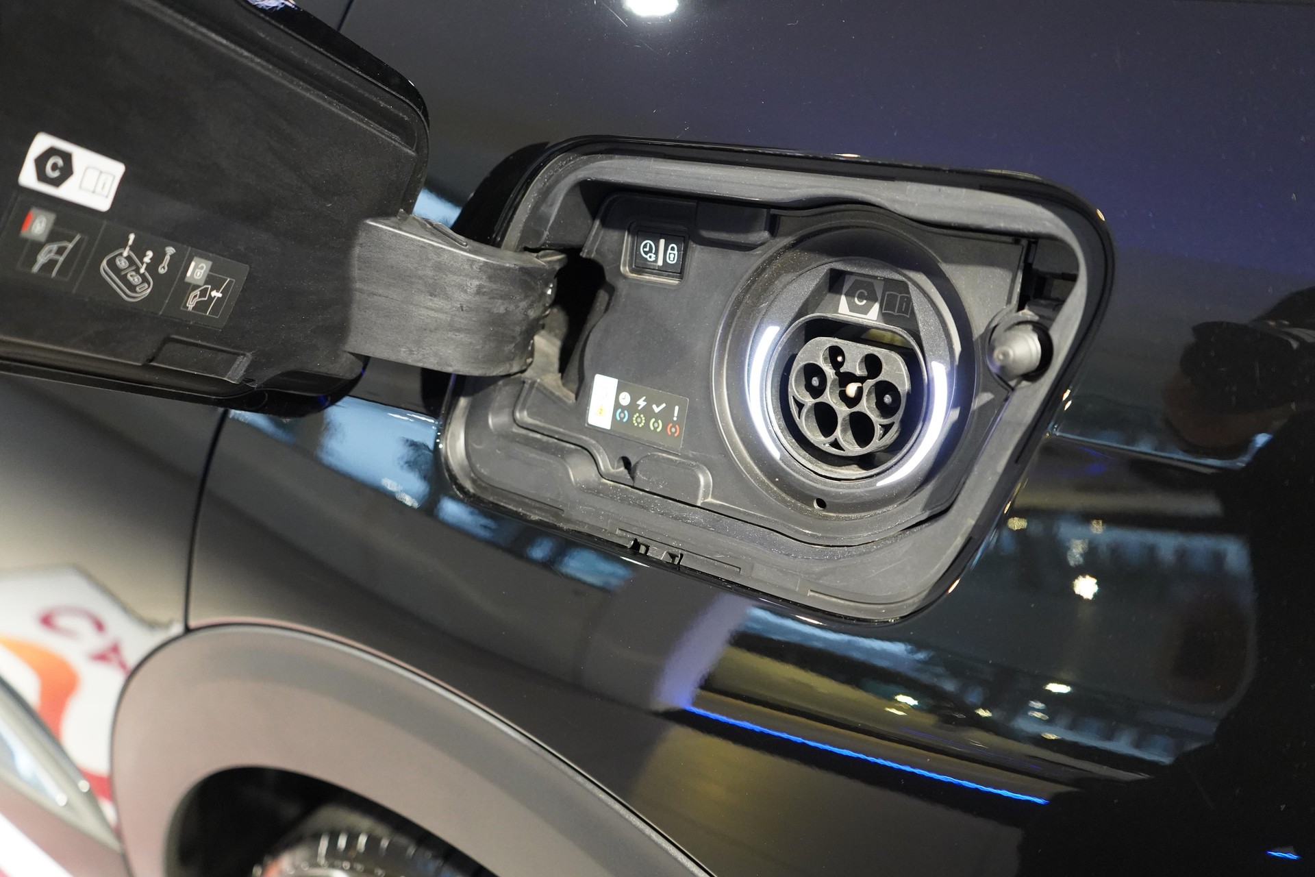 PEUGEOT 3008 1.6 Plug-in Hybrid4 GT-image-16