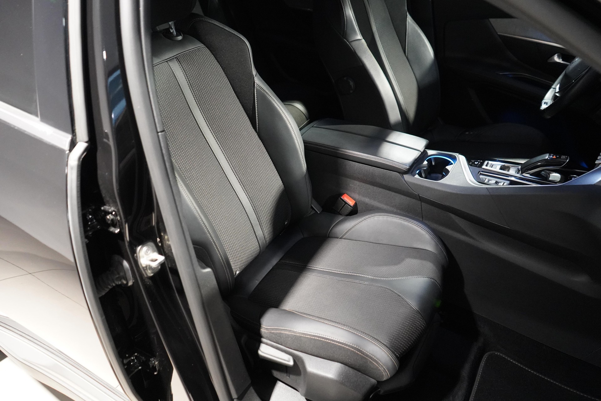 PEUGEOT 3008 1.6 Plug-in Hybrid4 GT-image-7