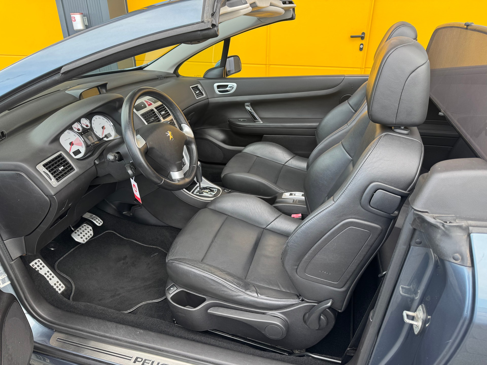 PEUGEOT 307 CC 2.0 16V Platinum Edition-image-12
