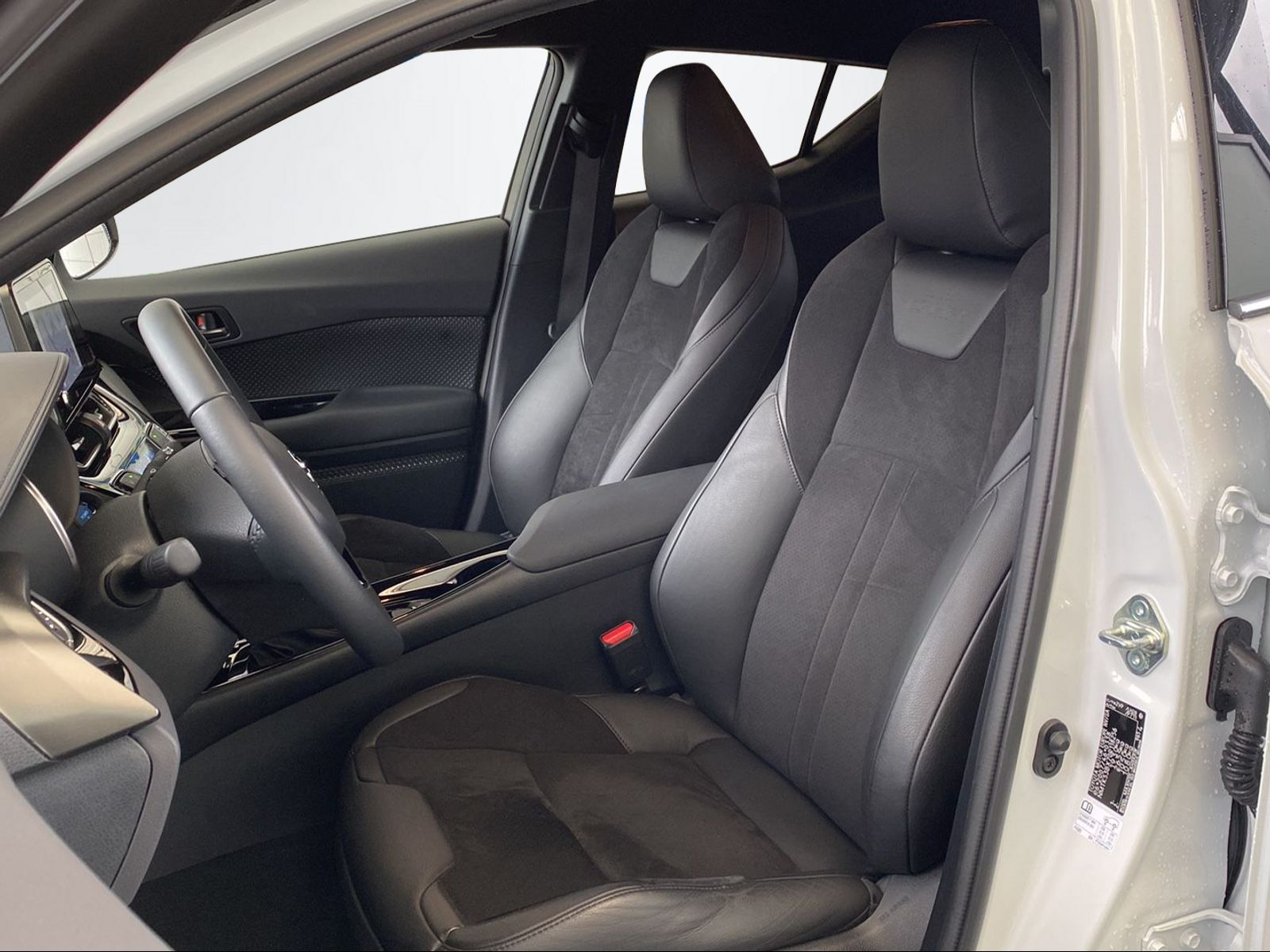 TOYOTA C-HR 2.0 VVTi HSD Move-image-14