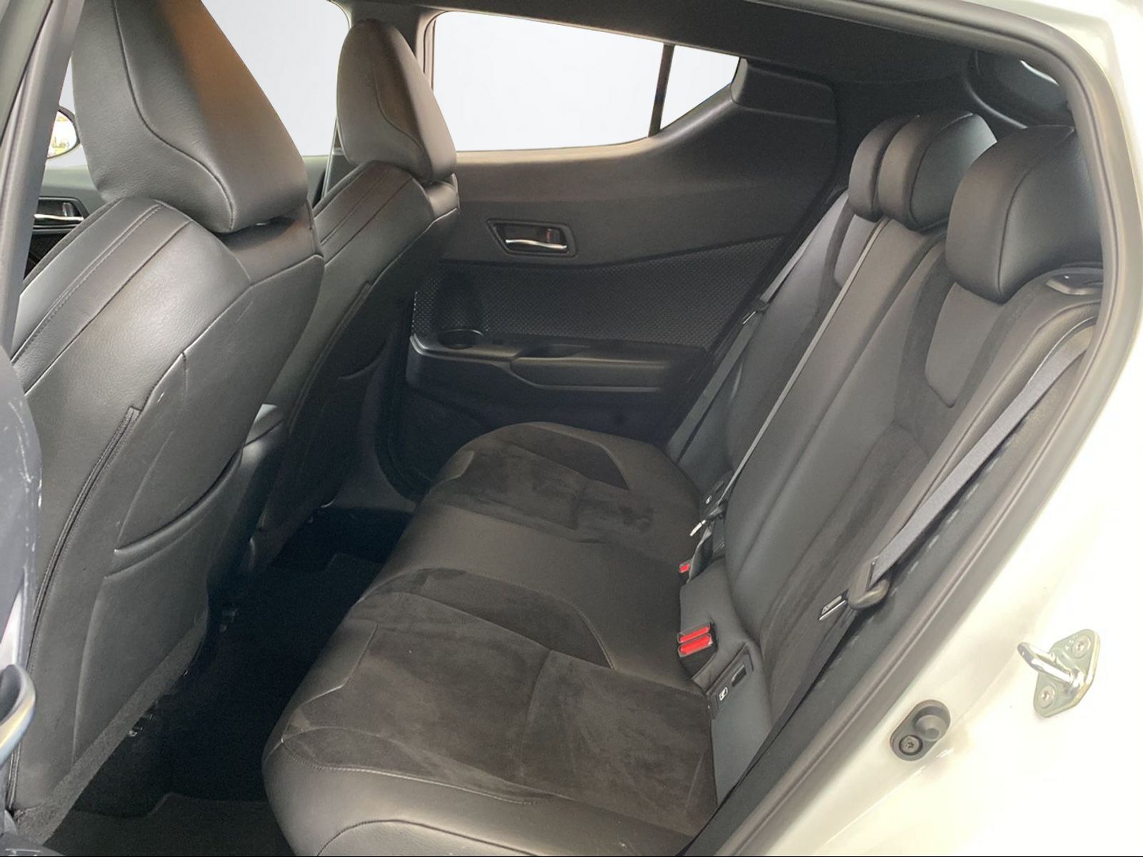 TOYOTA C-HR 2.0 VVTi HSD Move-image-10