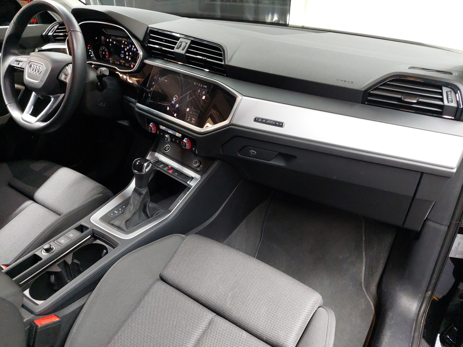 AUDI Q3 35 TDI S line quattro S-tronic-image-9