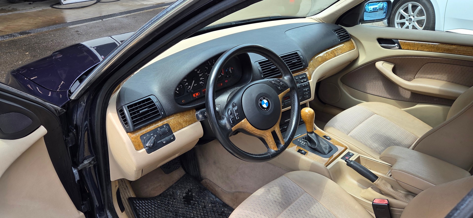 BMW 325xi Touring-image-13