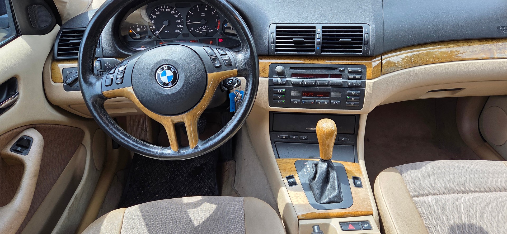 BMW 325xi Touring-image-11