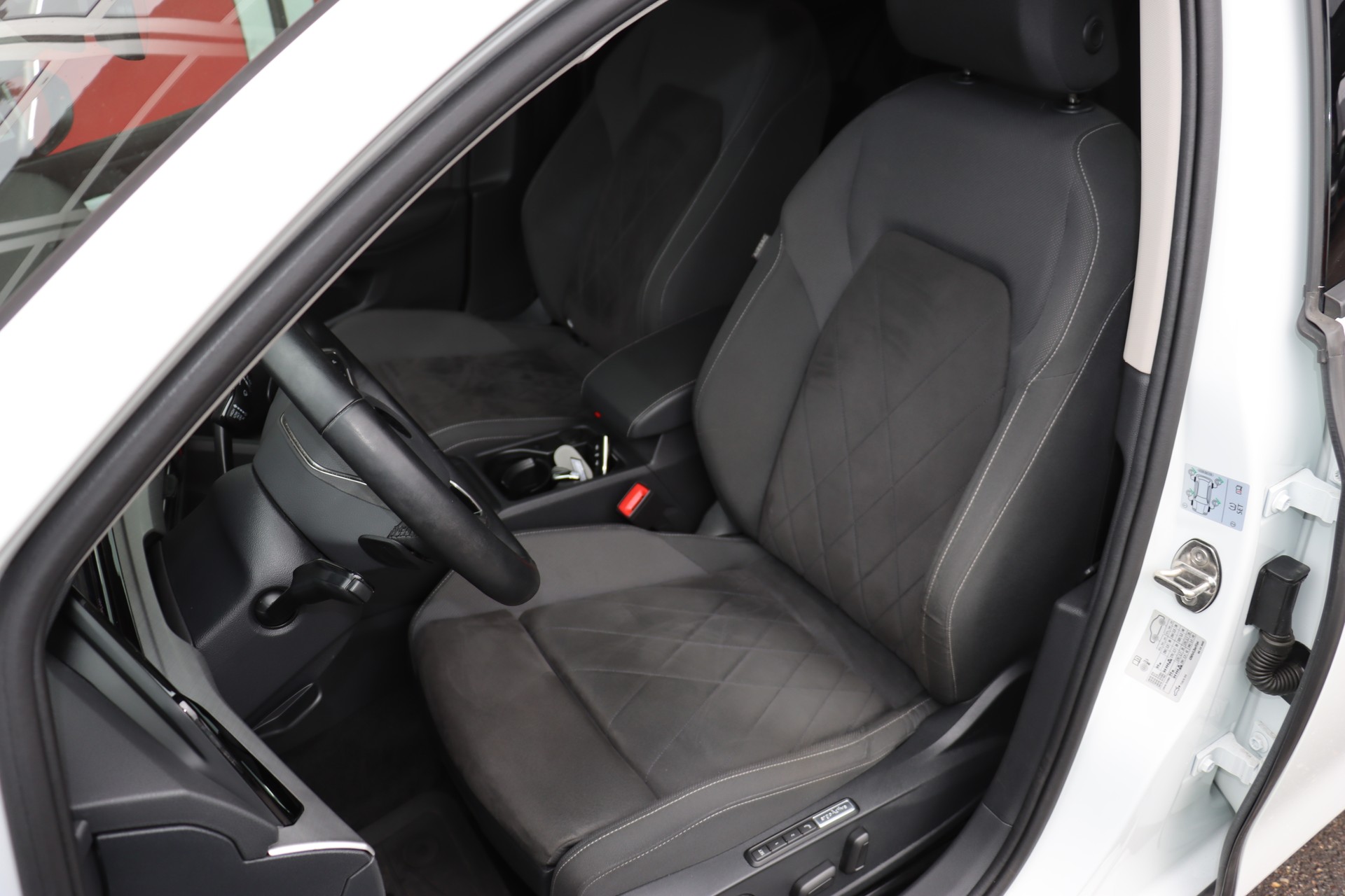 VW Golf Variant 2.0 TDI Life DSG 4Motion-image-12