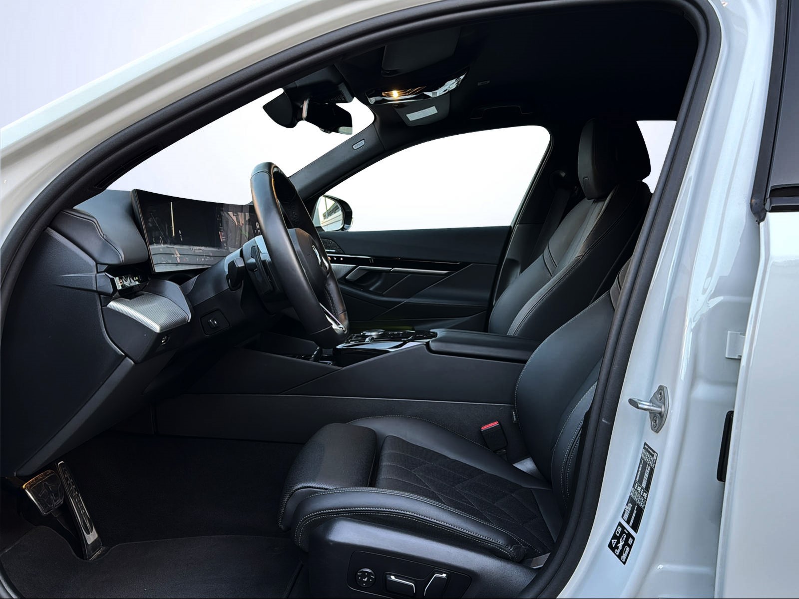BMW 520d xDrive 48V Touring M Sport Steptronic-image-12