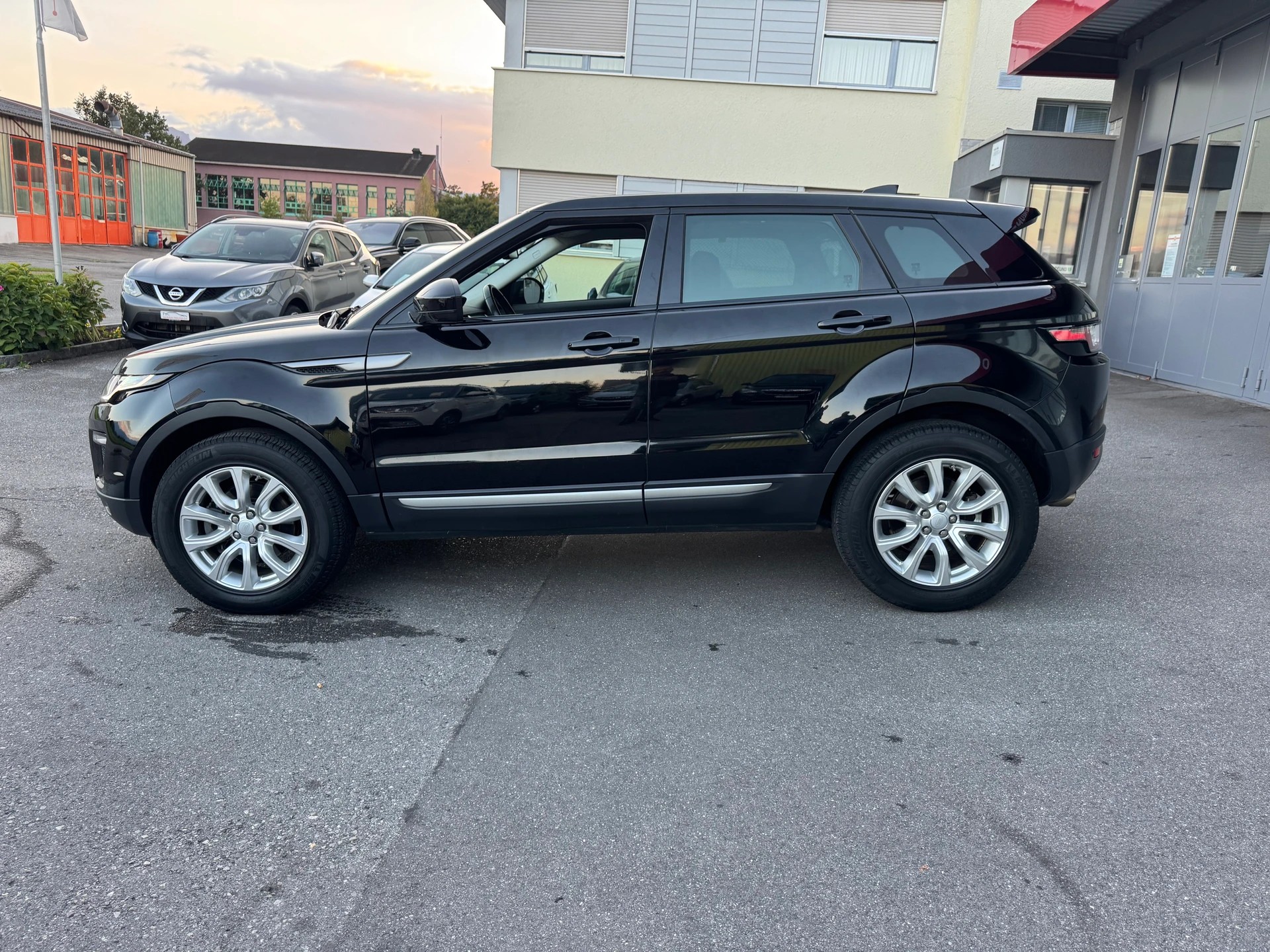 LAND ROVER Range Rover Evoque D 150 SE AT9-image-6