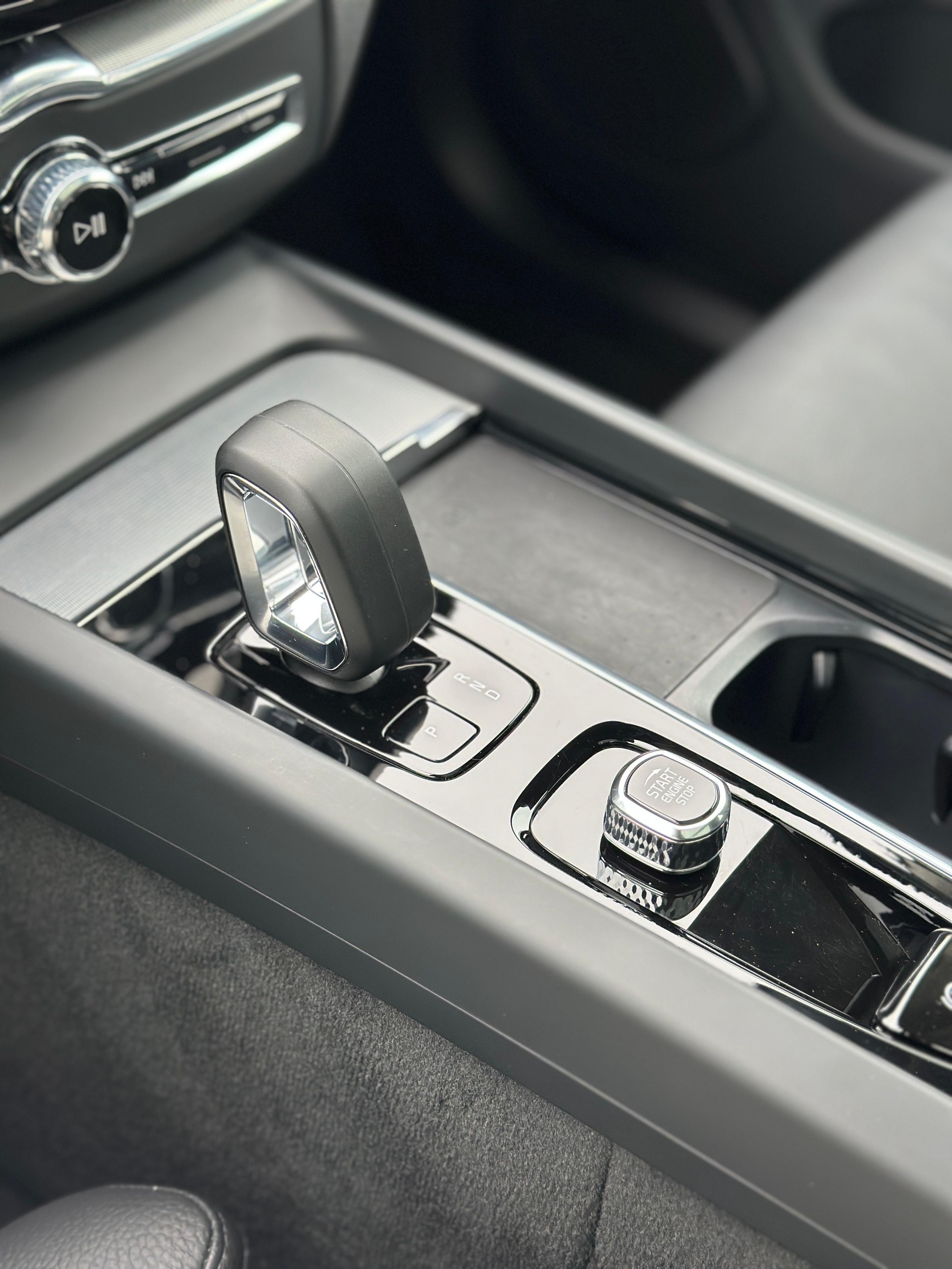 VOLVO XC60 2.0 T6 TE Plus Dark eAWD-image-9