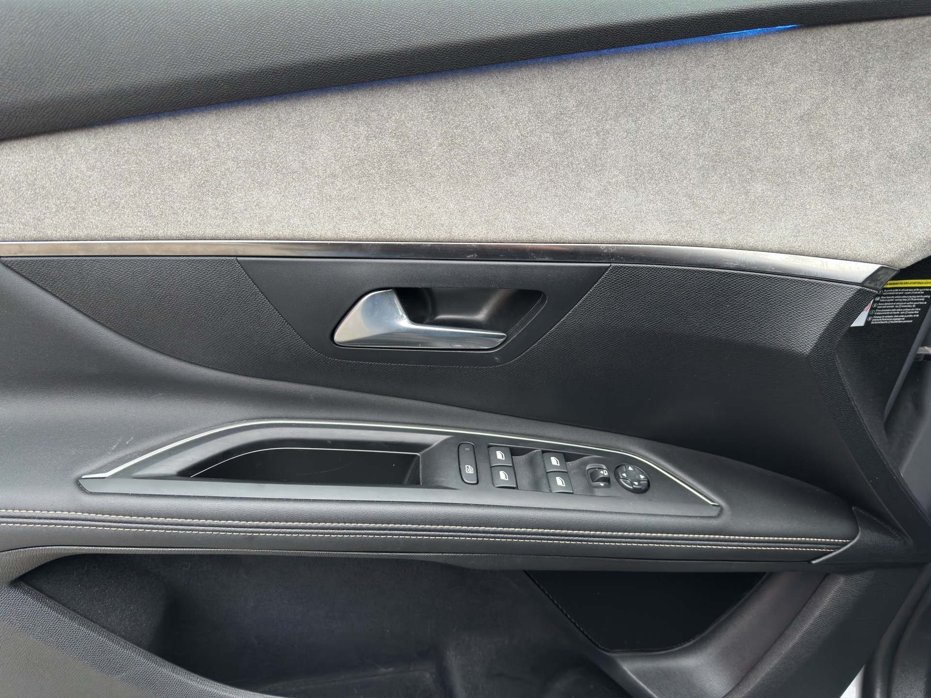 PEUGEOT 5008 1.2 Pure Tech 7Pl. GT EAT8-image-8