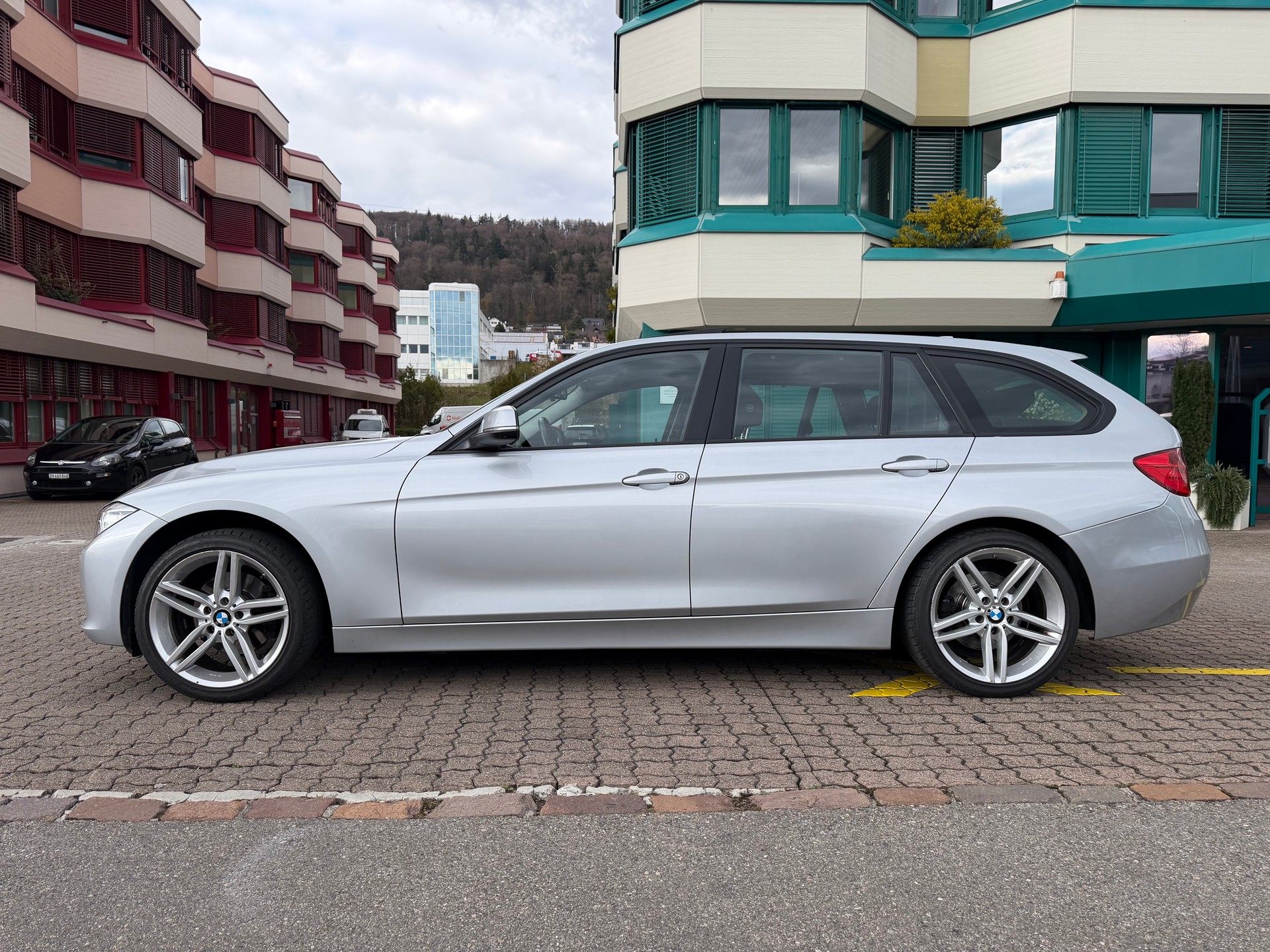 BMW 320d xDrive Touring Luxury Line Steptronic-image-3