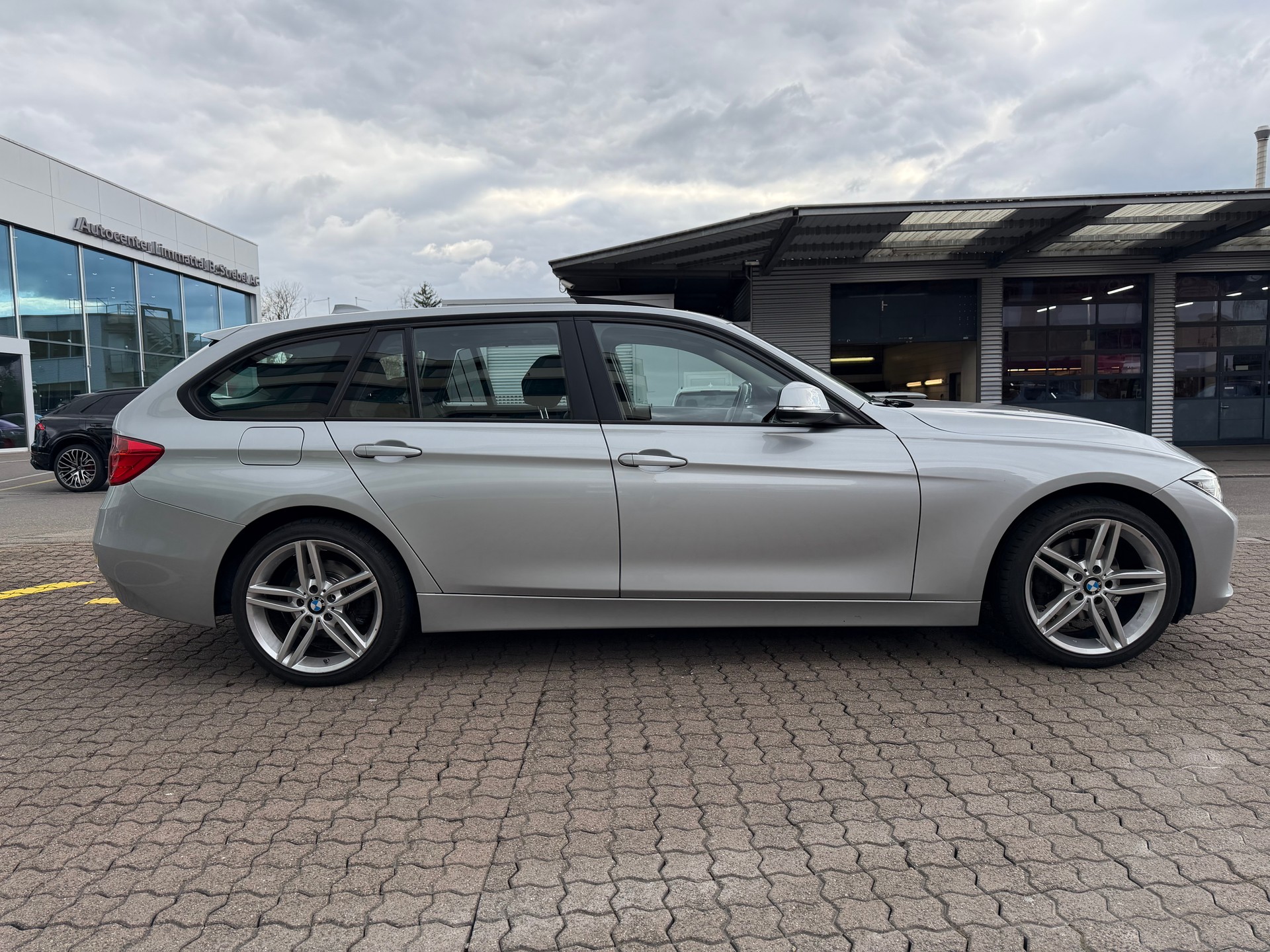 BMW 320d xDrive Touring Luxury Line Steptronic-image-4