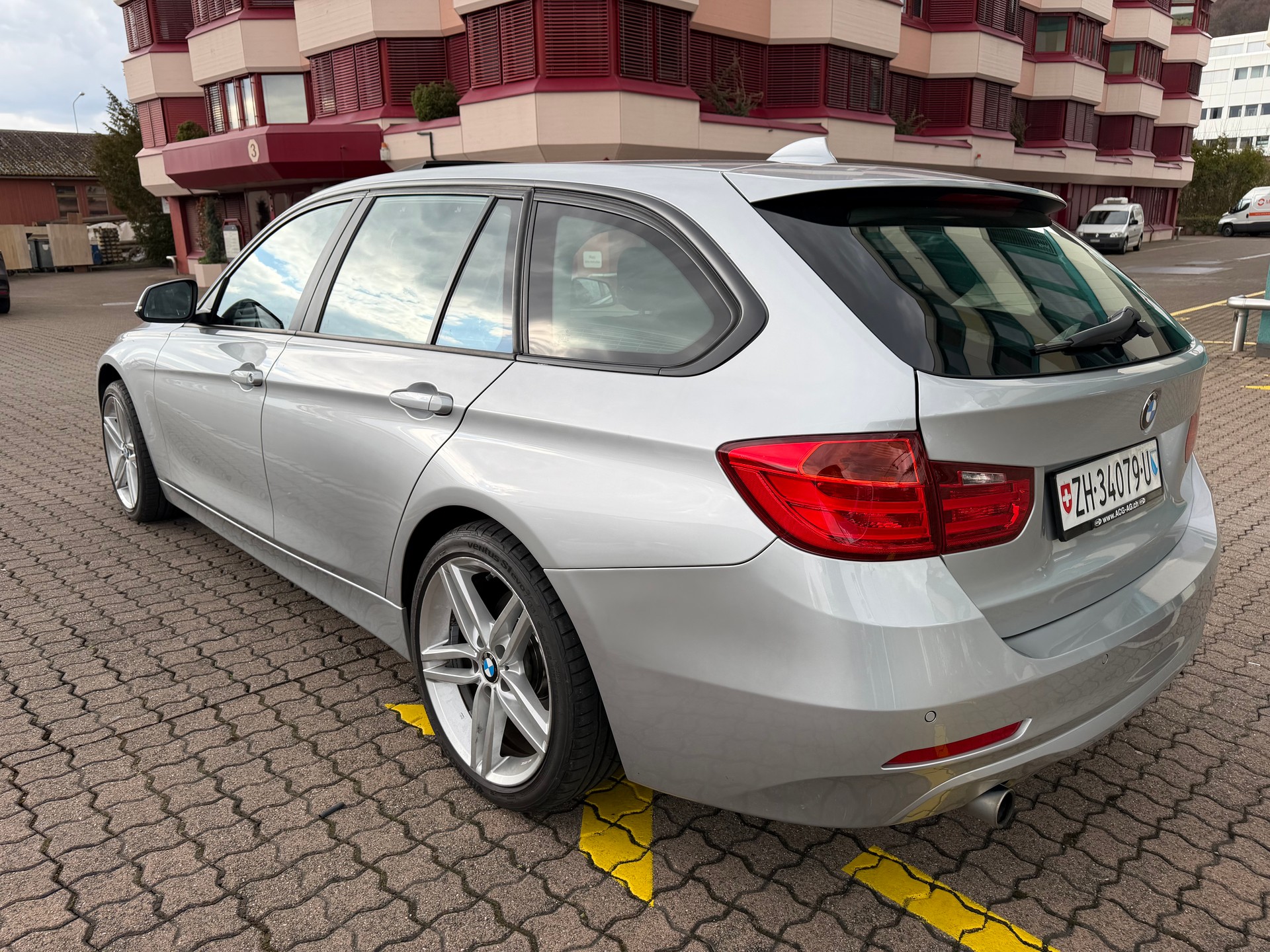BMW 320d xDrive Touring Luxury Line Steptronic-image-7