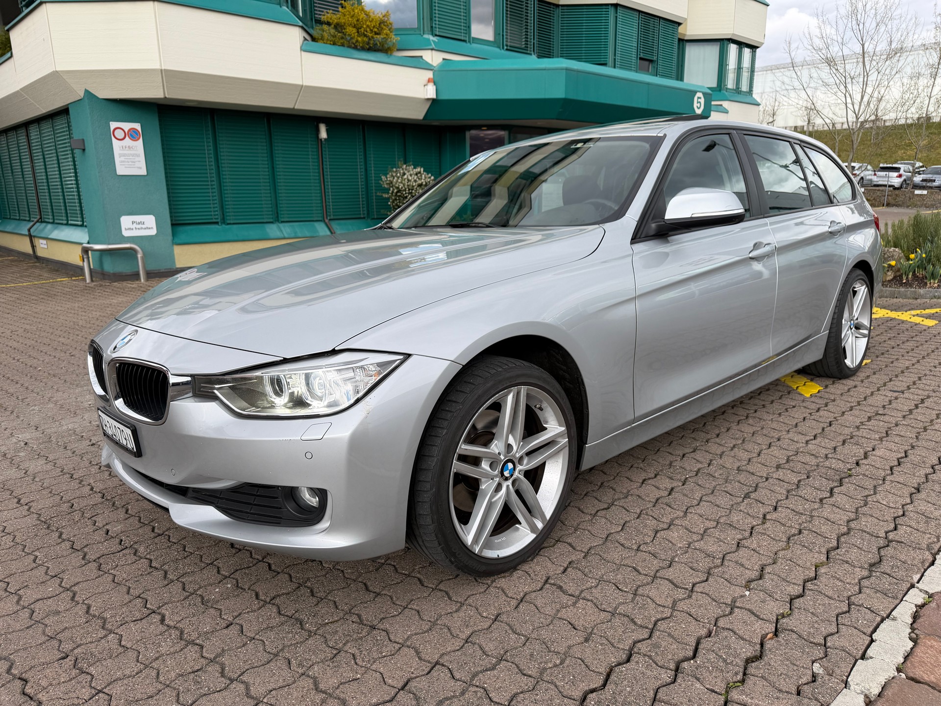 BMW 320d xDrive Touring Luxury Line Steptronic-image-2