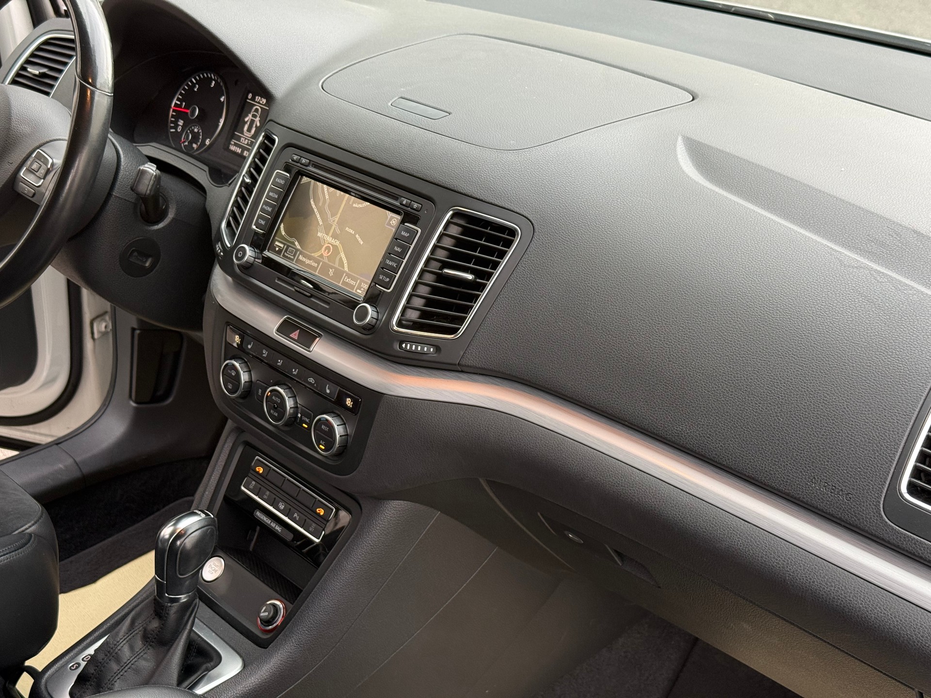 VW Sharan 2.0 TDI BlueMotion Technology Highline DSG-image-11