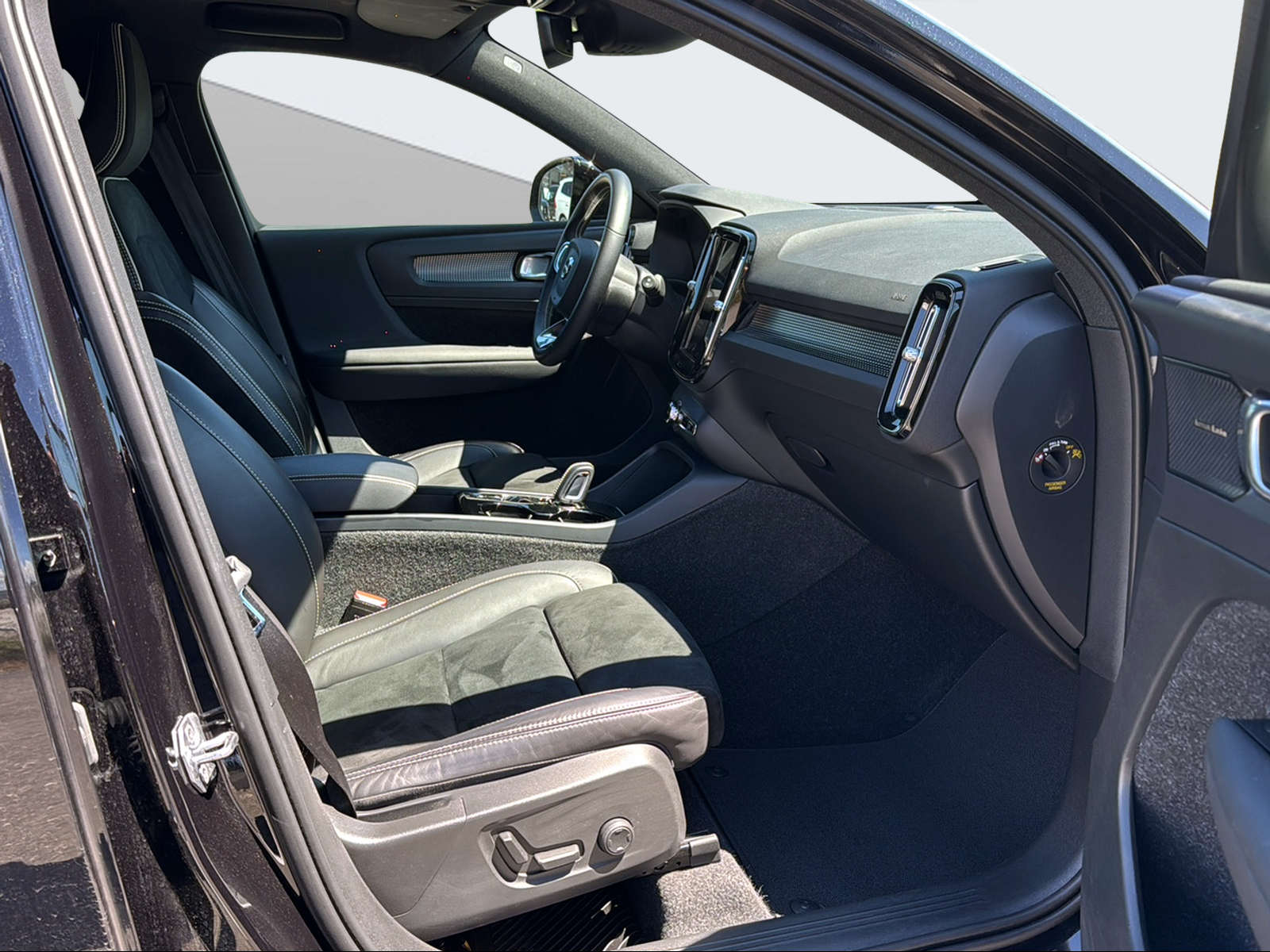 VOLVO XC40 1.5 T5 PiH R-Design-image-14