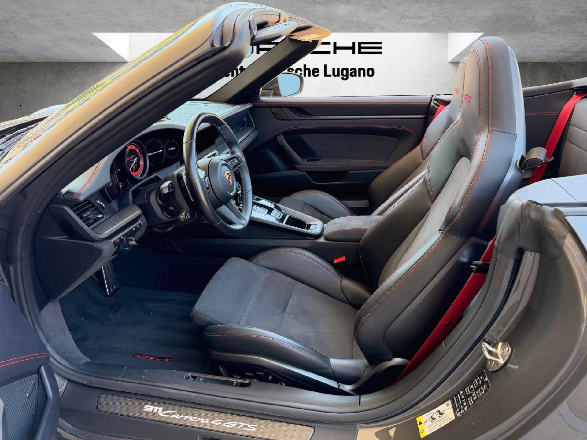 PORSCHE 911 Carrera 4 GTS Cabriolet (MY23)-showroom-element-3