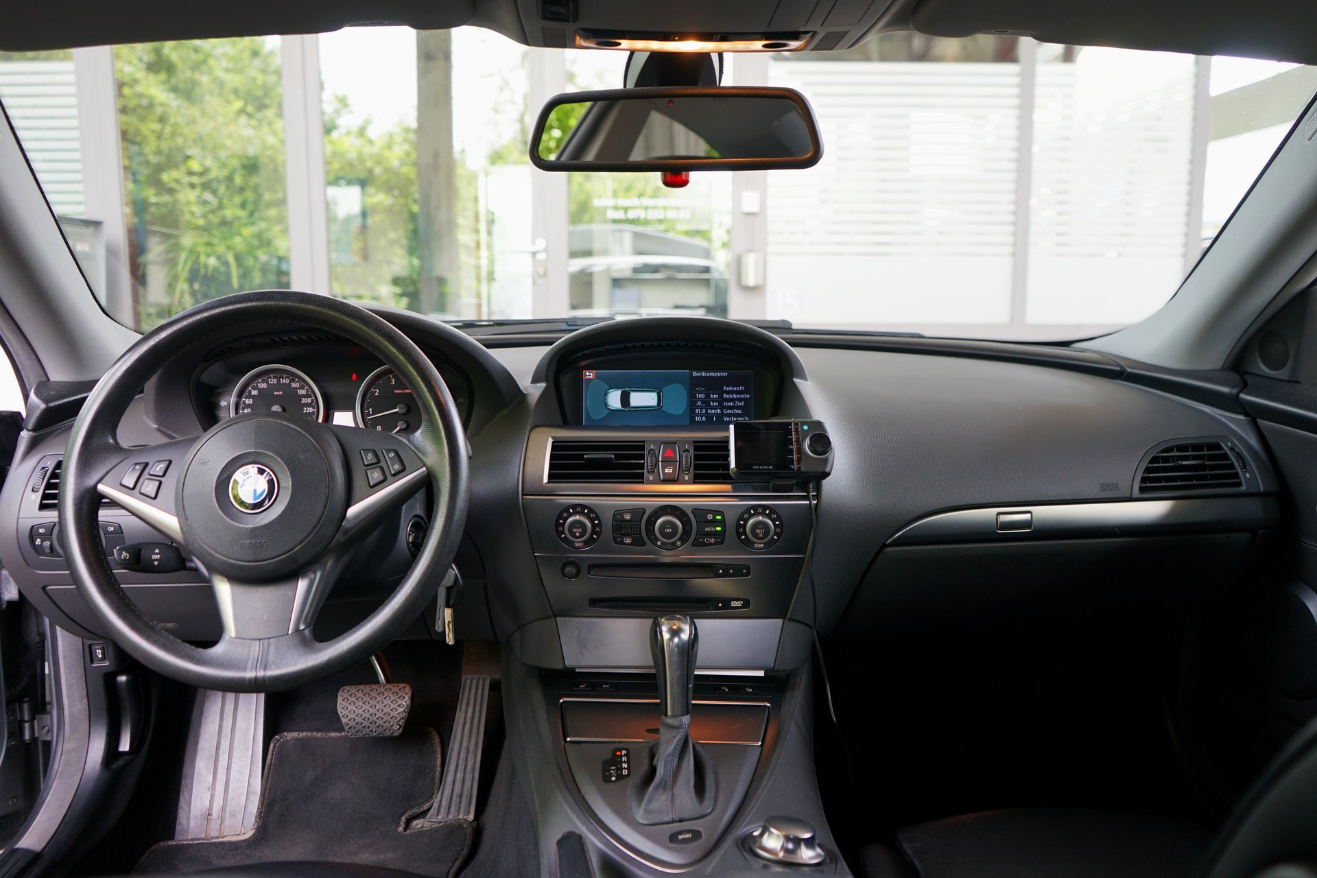 BMW 645i-showroom-element-3