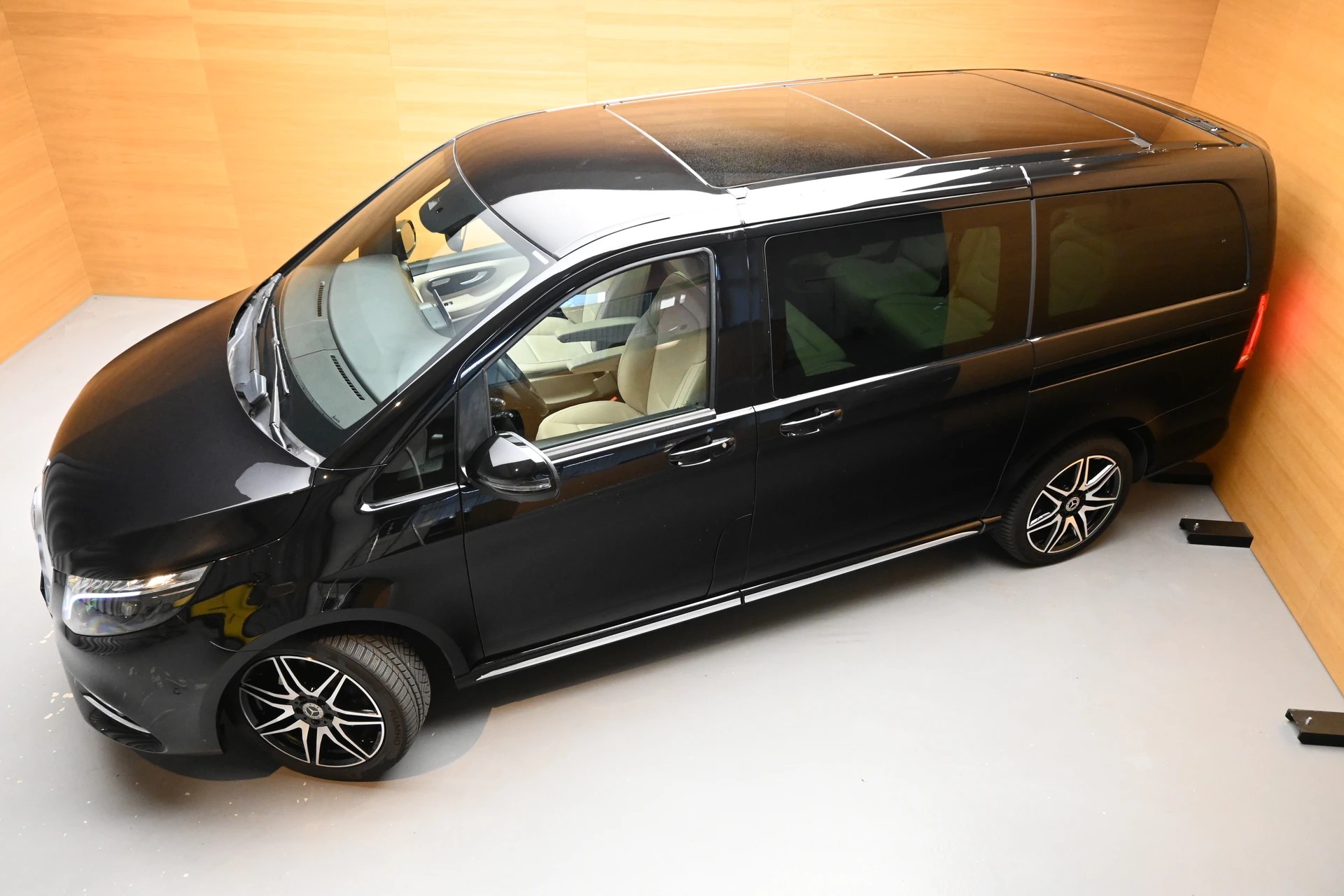 MERCEDES-BENZ V 300 d lang AMG-Line 4Matic 9G-Tronic-showroom-element-2