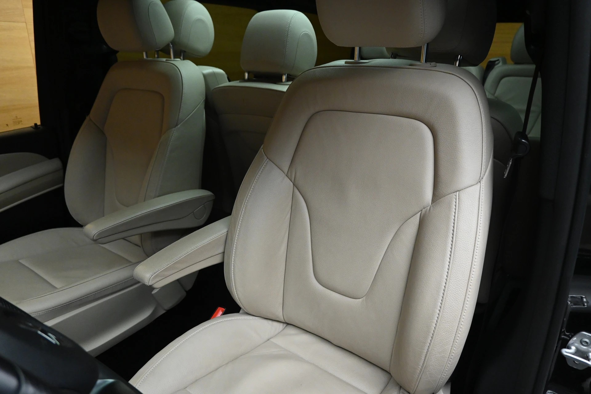 MERCEDES-BENZ V 300 d lang AMG-Line 4Matic 9G-Tronic-image-5