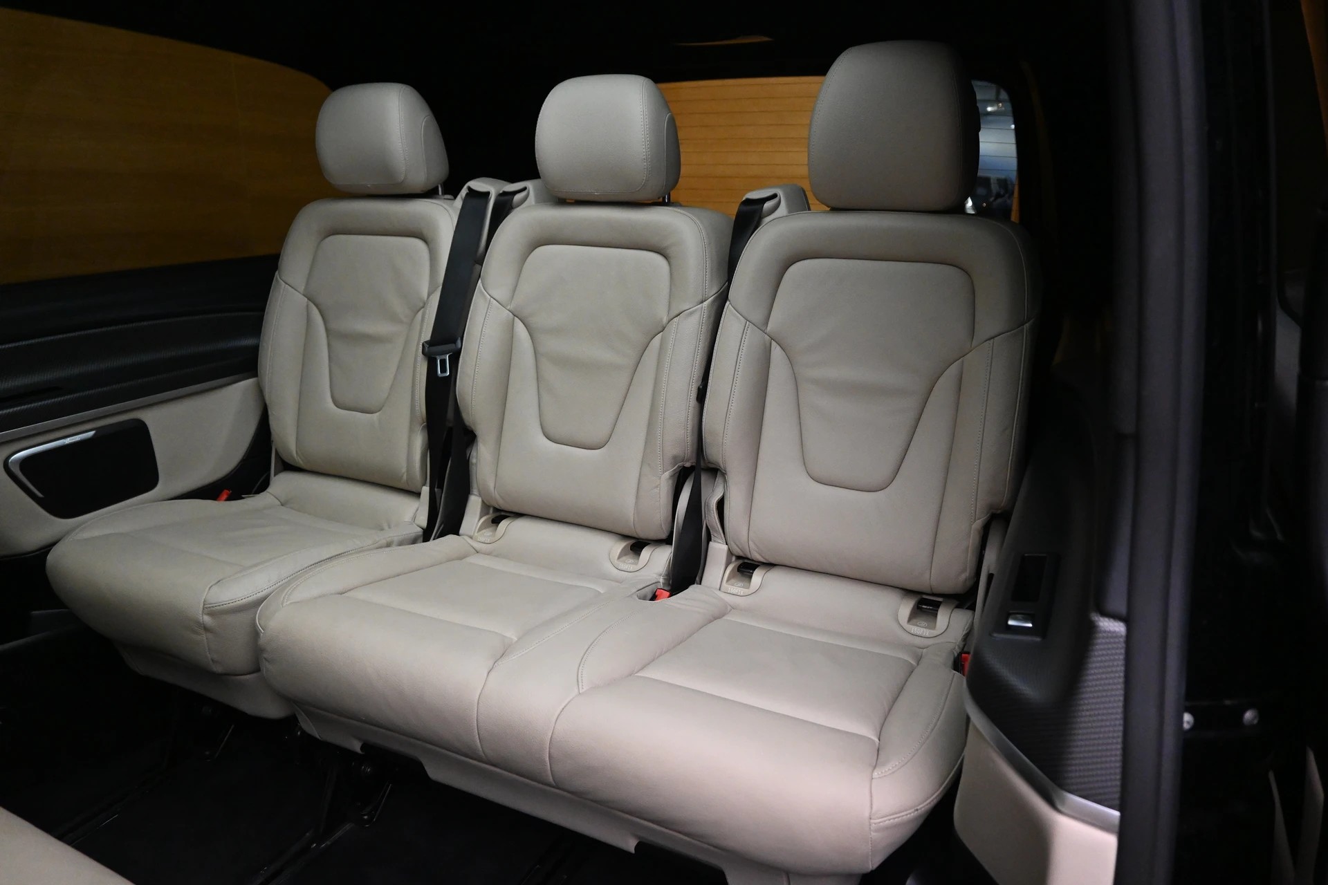 MERCEDES-BENZ V 300 d lang AMG-Line 4Matic 9G-Tronic-image-6