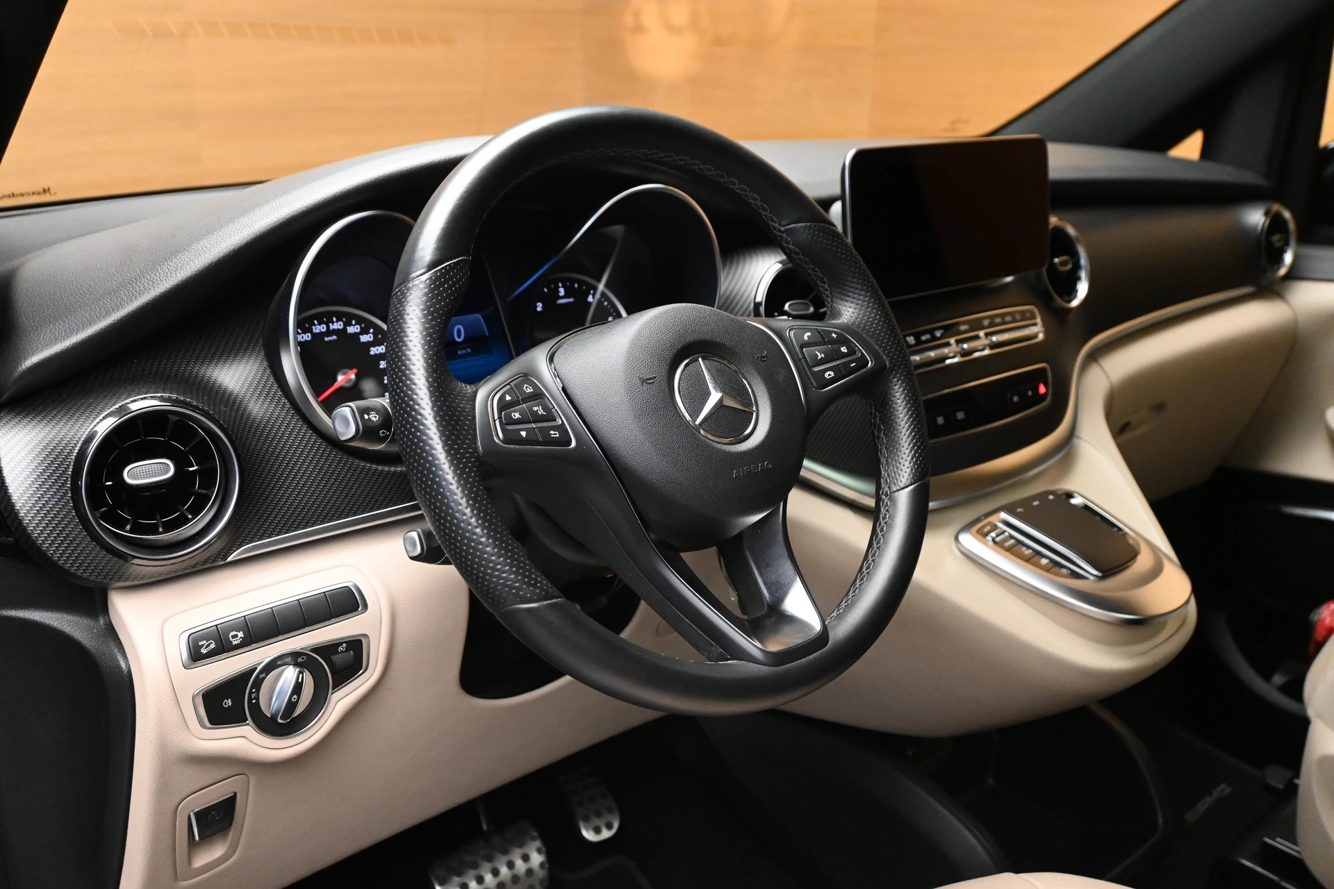 MERCEDES-BENZ V 300 d lang AMG-Line 4Matic 9G-Tronic-image-8