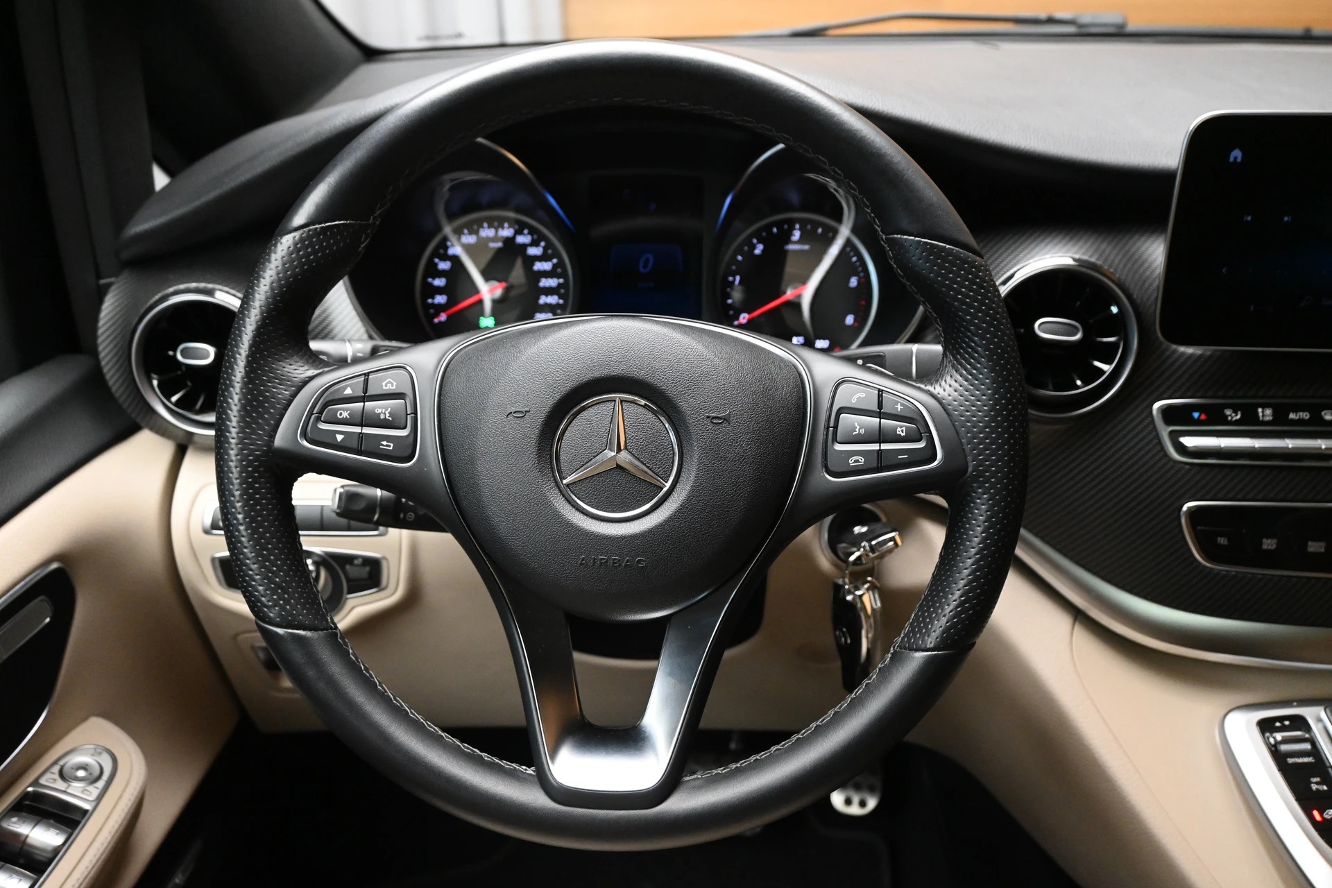 MERCEDES-BENZ V 300 d lang AMG-Line 4Matic 9G-Tronic-image-10